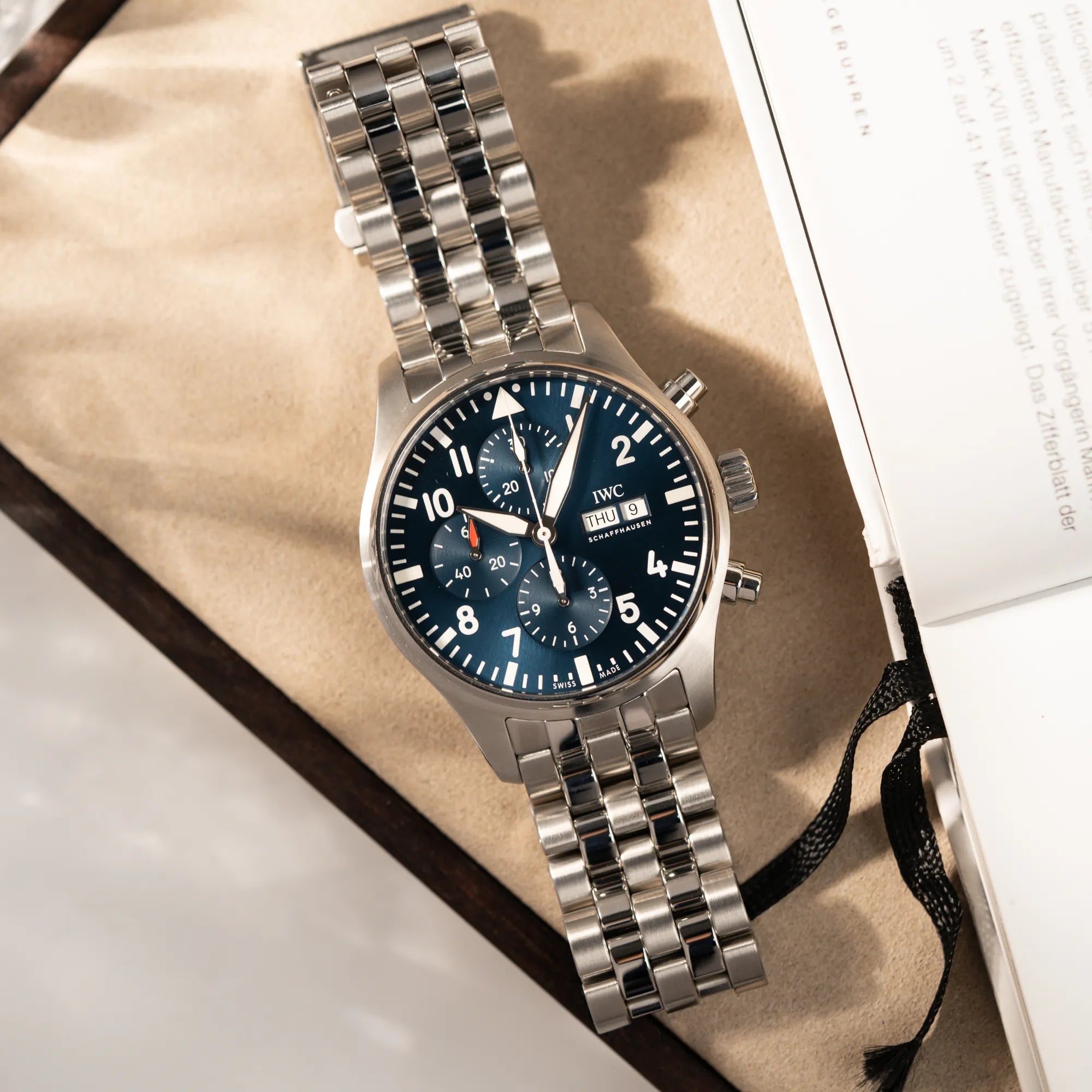 Produktfotografie als Titelbild für den IWC Pilot Chronograph "Le Petit Prince" IW377717 mit 43 mm Gehäuse und blauem Zifferblatt am Edelstahl-Armband