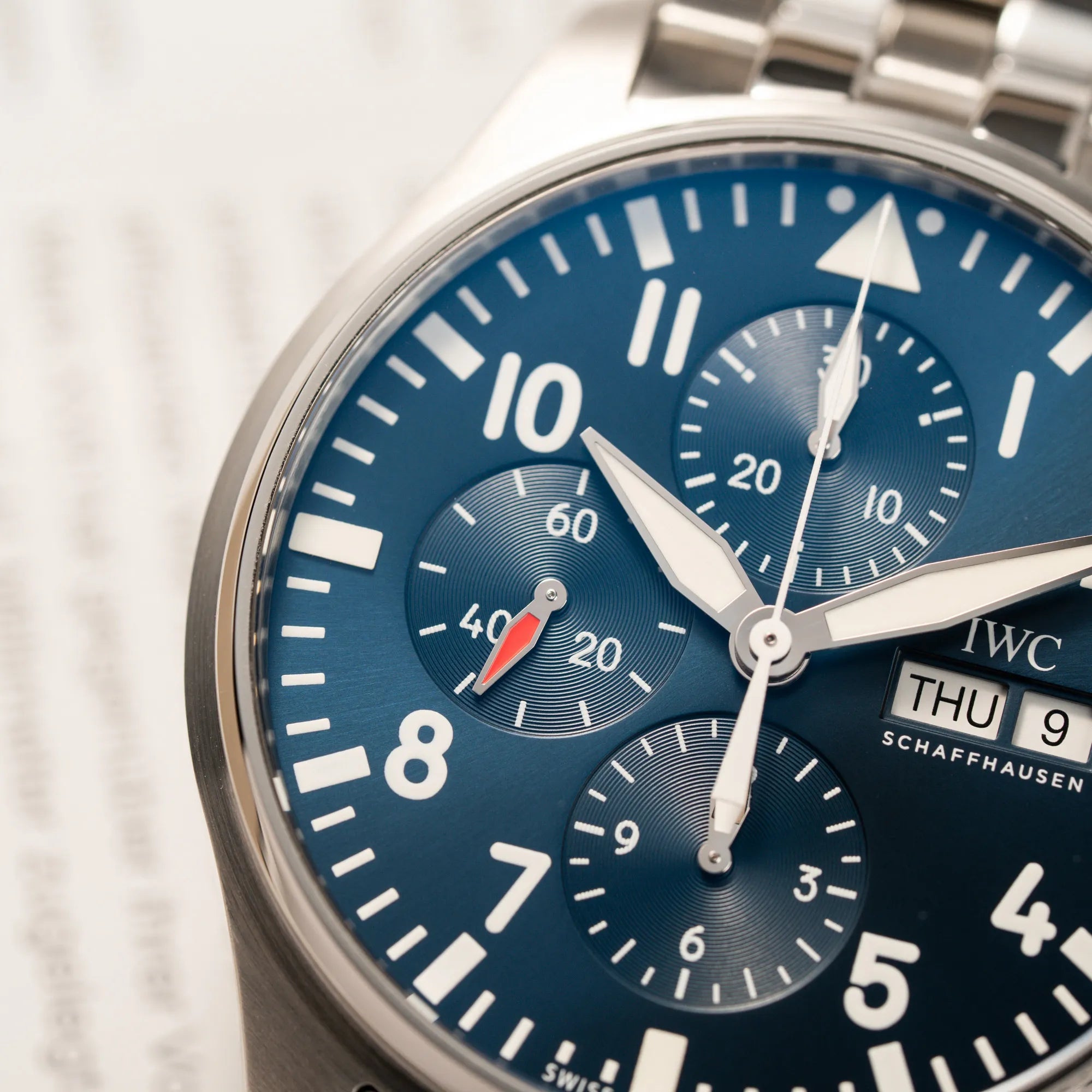 Detailaufnahme des IWC Pilot Chronographs "Le Petit Prince" IW377717 mit 43 mm Gehäuse und blauem Zifferblatt  zeigt die Sub-Dials und den Zeigersatz