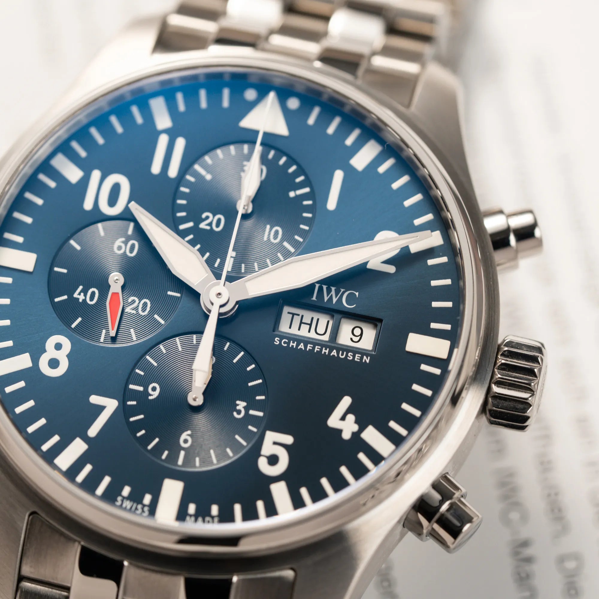 Nahaufnahme des IWC Pilot Chronographs "Le Petit Prince" IW377717 mit 43 mm Gehäuse und blauem Zifferblatt am Edelstahl-Armband