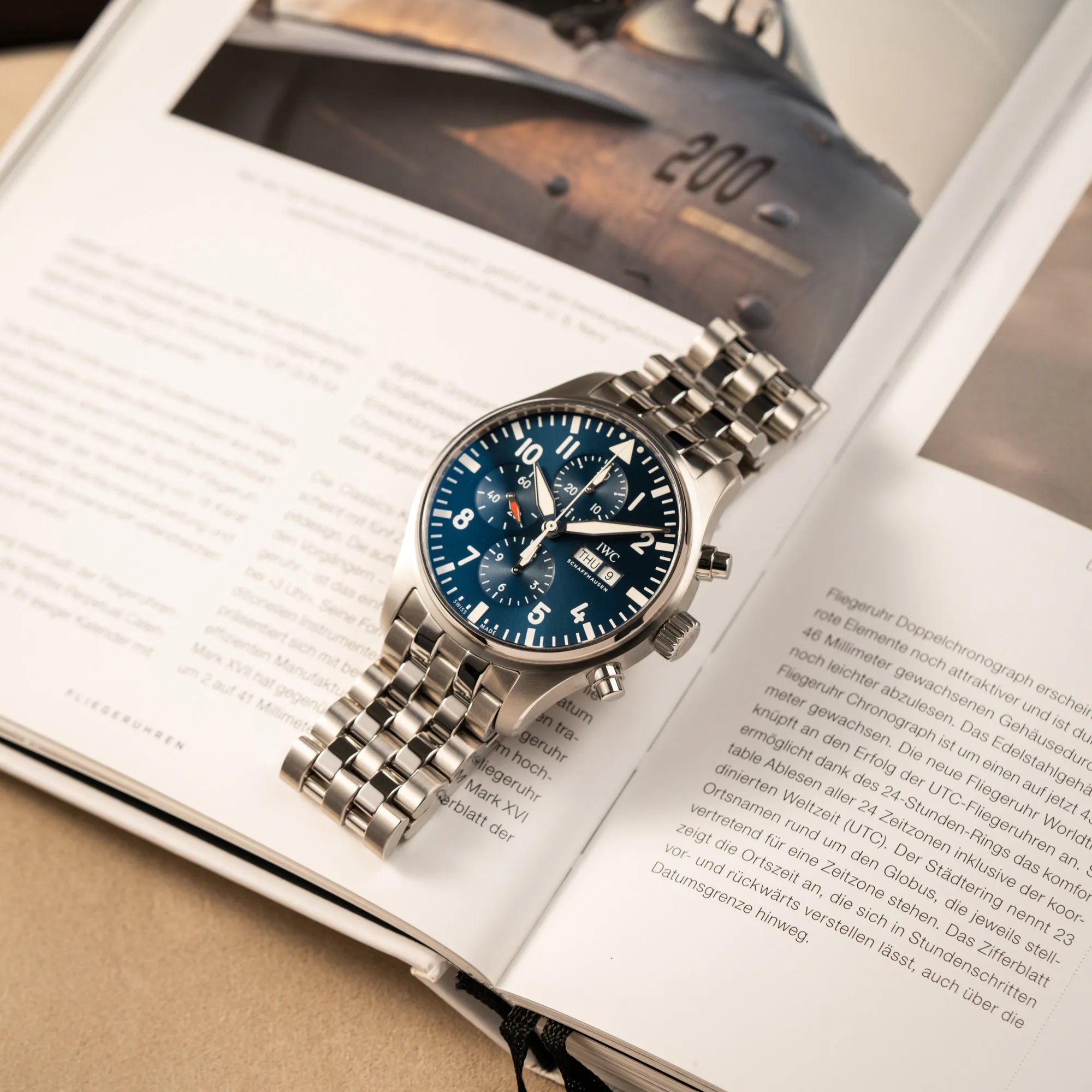 Produktfotografie von dem IWC Pilot Chronograph "Le Petit Prince" IW377717 mit 43 mm Gehäuse und blauem Zifferblatt am Edelstahl-Armband