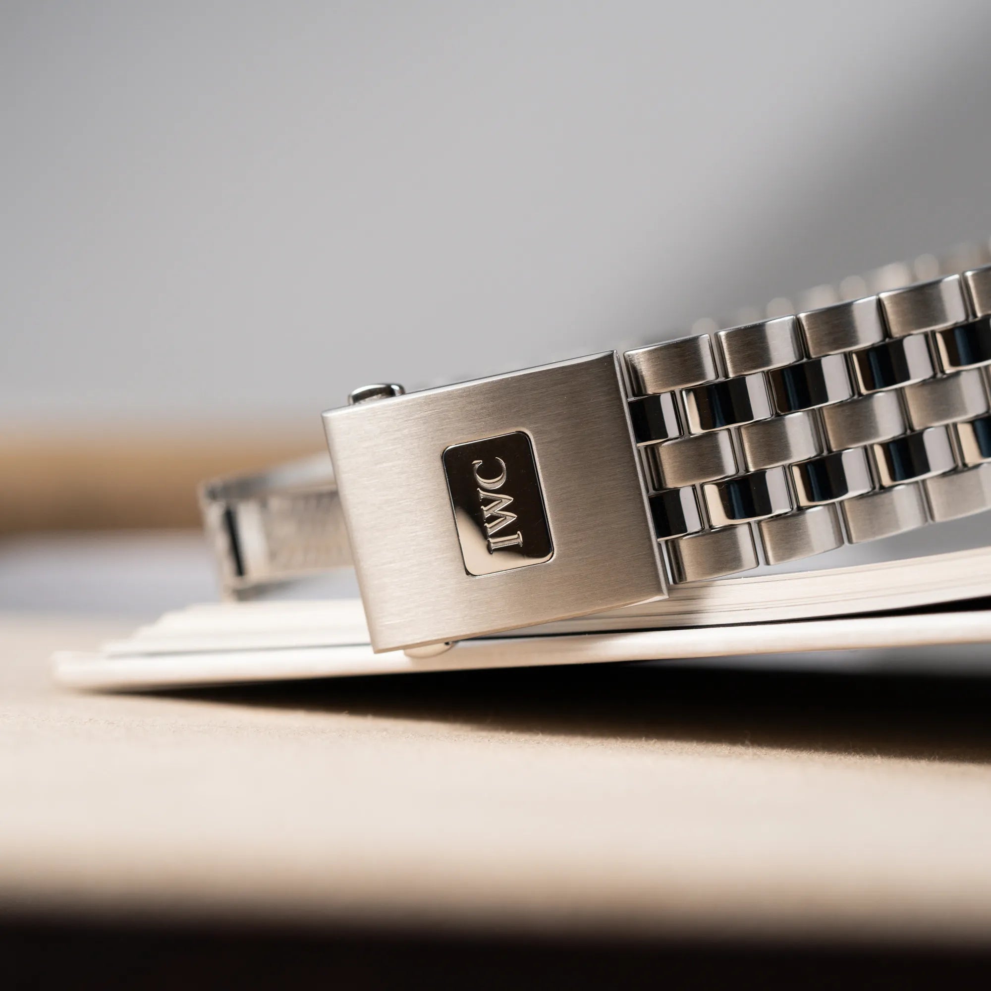 Nahaufnahme der Aussenseite der Schlisse mit IWC-Logo von dem IWC Pilot Chronograph "Le Petit Prince" IW377717 mit 43 mm Gehäuse und blauem Zifferblatt am Edelstahl-Armband