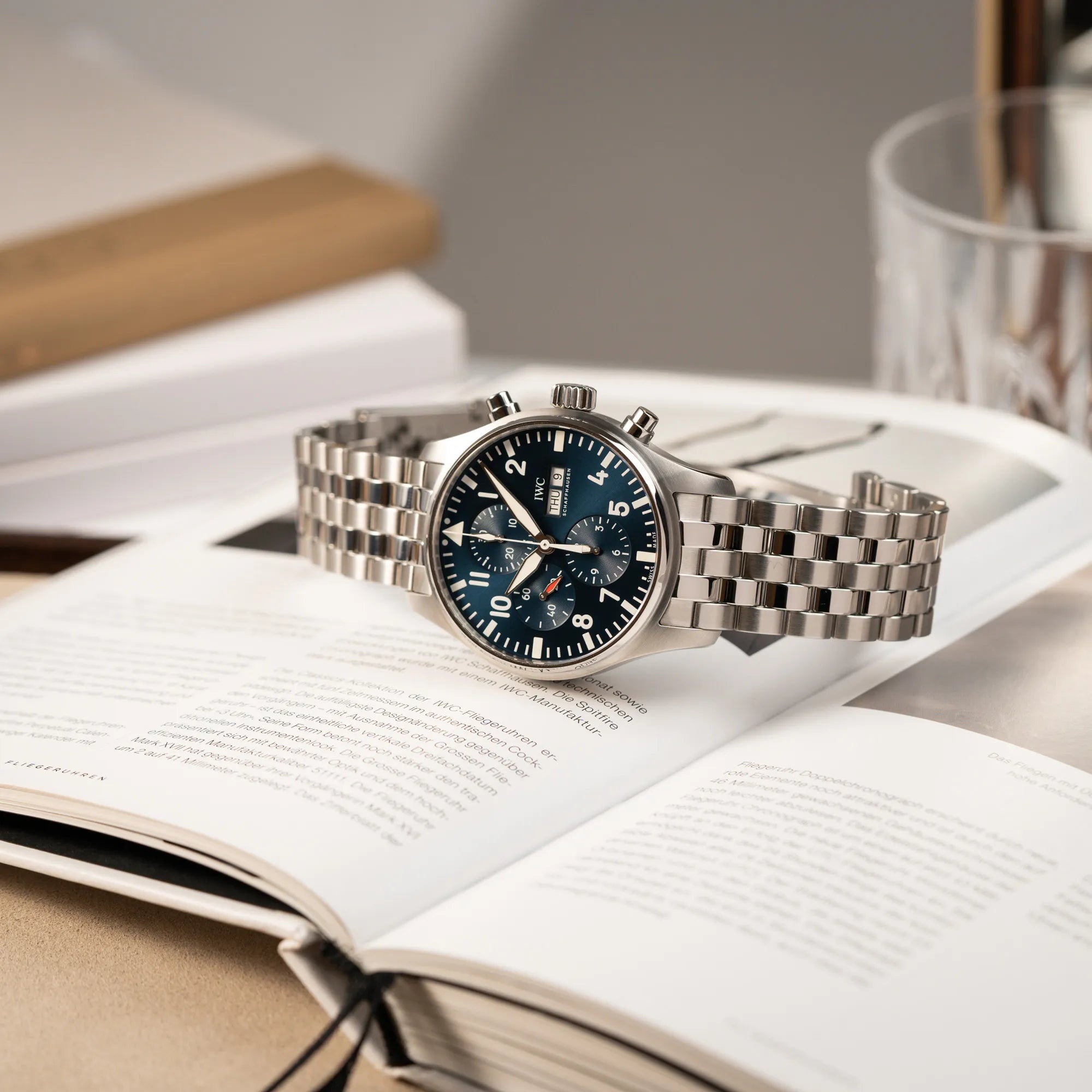 Produktfoto des IWC Pilot Chronograph "Le Petit Prince" IW377717 mit 43 mm Gehäuse und blauem Zifferblatt am Edelstahl-Armband