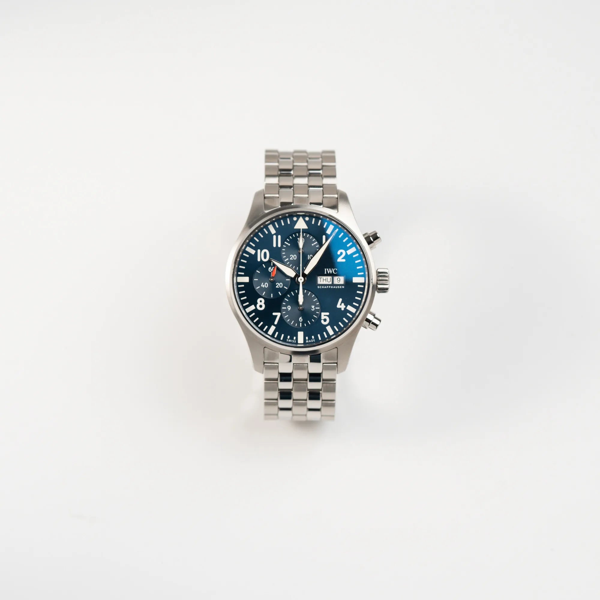 Frontale Ansicht des IWC Pilot Chronographen "Le Petit Prince" IW377717 mit 43 mm Gehäuse und blauem Zifferblatt am Edelstahl-Armband