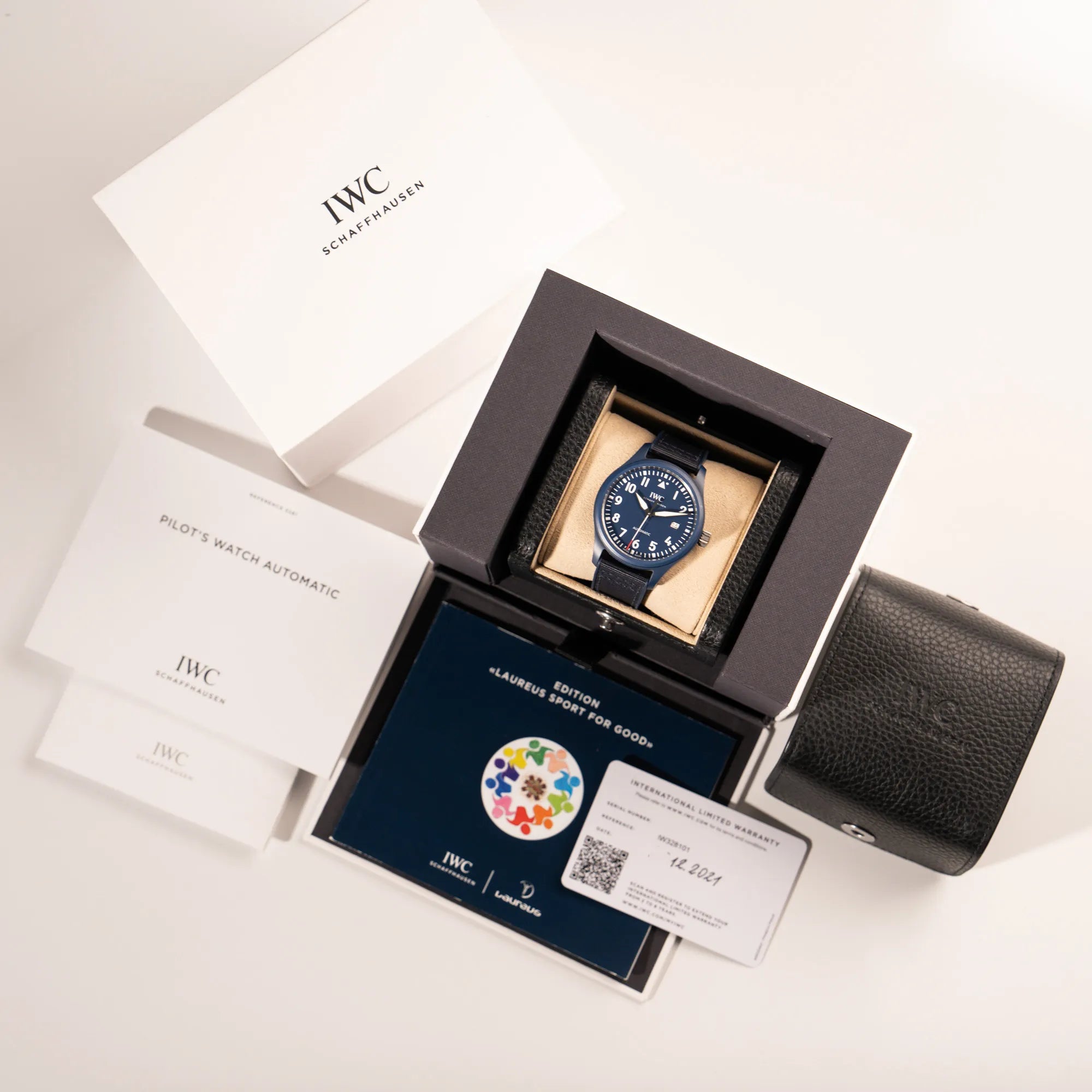 IWC Pilot's Watch IW328101 "Laureus Sport for Good" mit blauem Keramik-Gehäuse zusammen mit dem Lieferumfang bestehend aus Box, Umkarton, Laureus-Booklet, Papieren (Garantiekarte) und Bedienungsanleitung