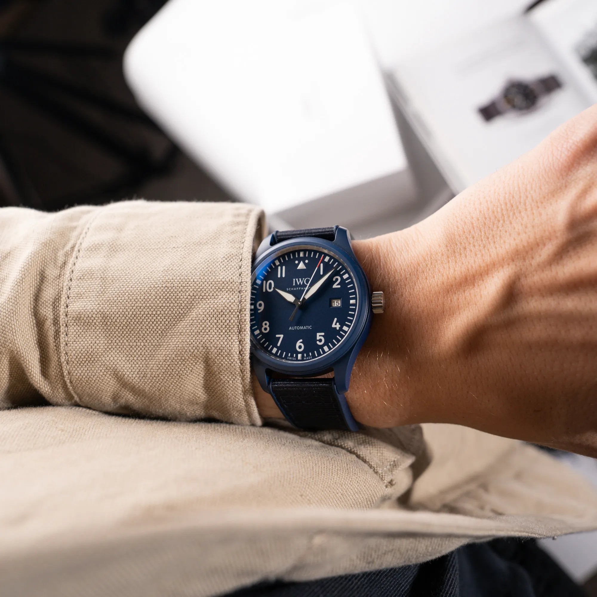 Mann trägt die limitierte IWC Pilot's Watch IW328101 "Laureus Sport for Good" mit blauem Keramik-Gehäuse  an seinem Handgelenk