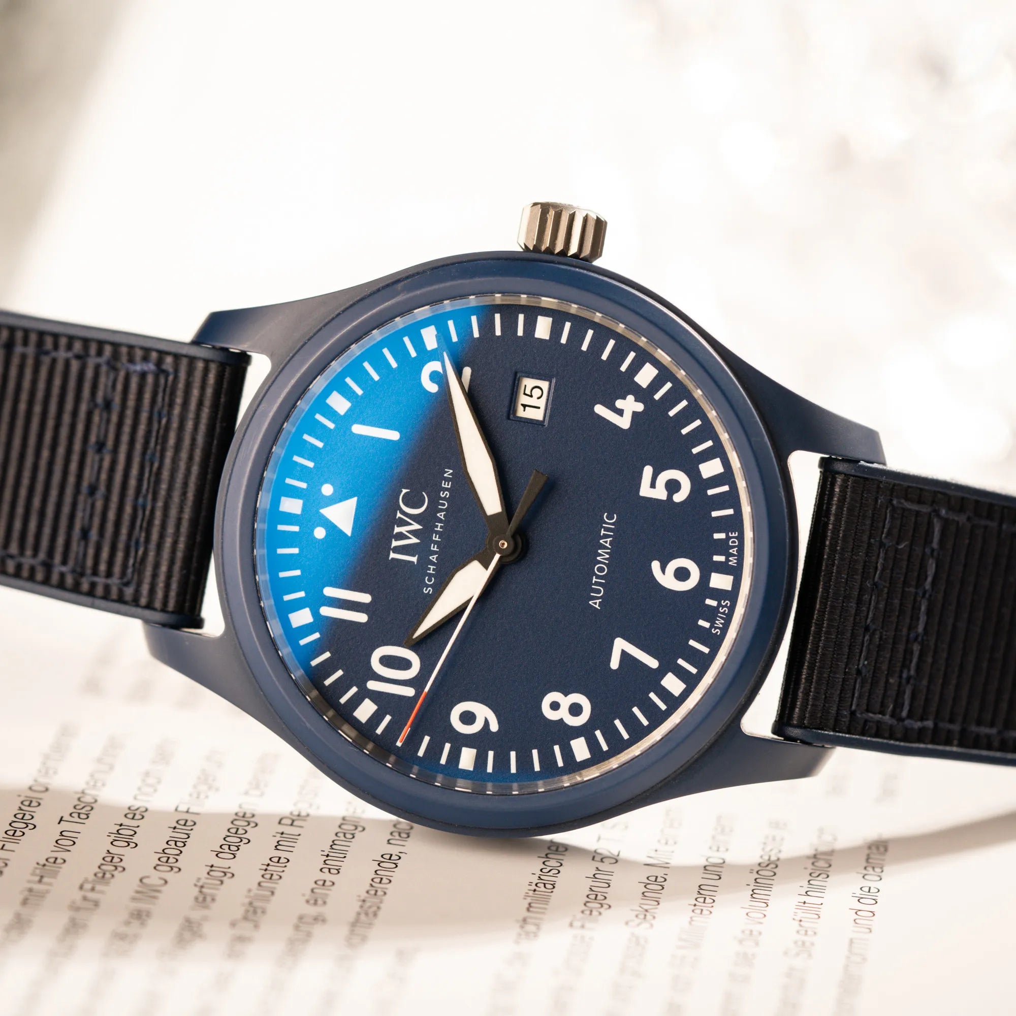 Produktfotografie als Titelbild der limitierten IWC Pilot's Watch IW328101 "Laureus Sport for Good" mit blauem Keramik-Gehäuse 