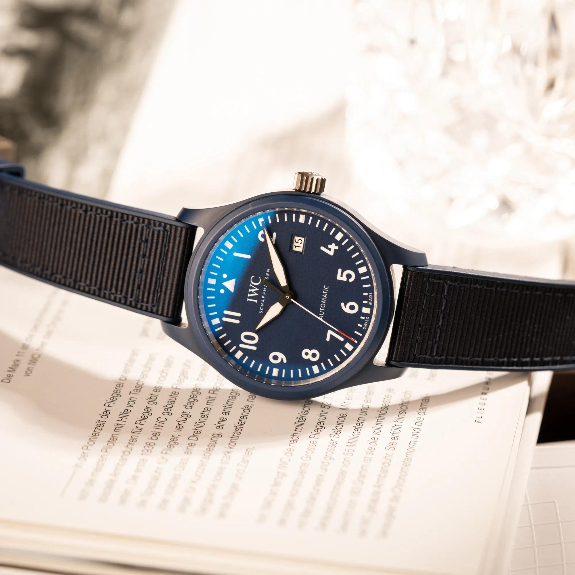 Produktfotografie der limitierten IWC Pilot's Watch IW328101 "Laureus Sport for Good" mit blauem Keramik-Gehäuse 