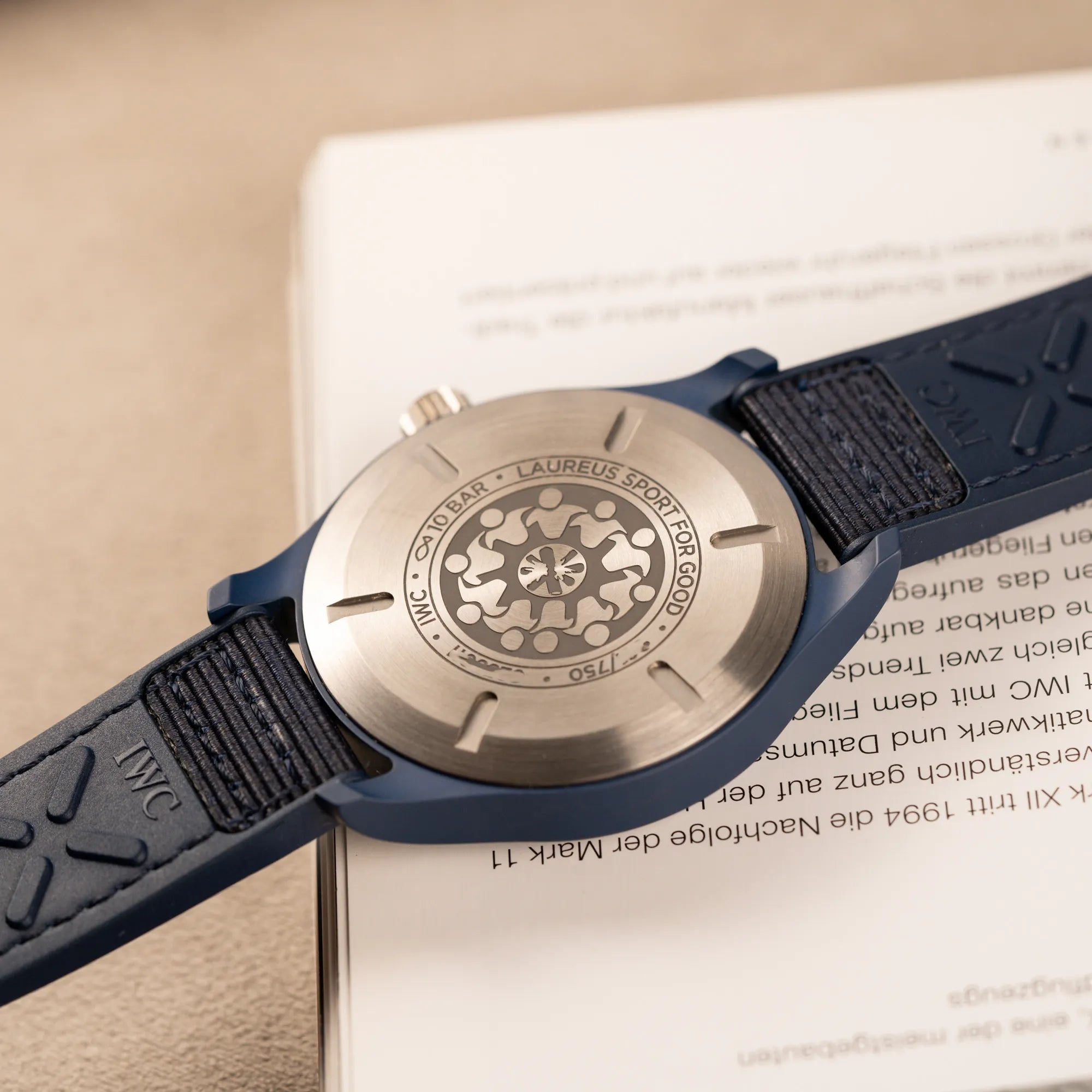 Gehäuseboden der limitierten IWC Pilot's Watch IW328101 "Laureus Sport for Good" mit blauem Keramik-Gehäuse  zeigt das Logo der Laureus Sportstiftung 