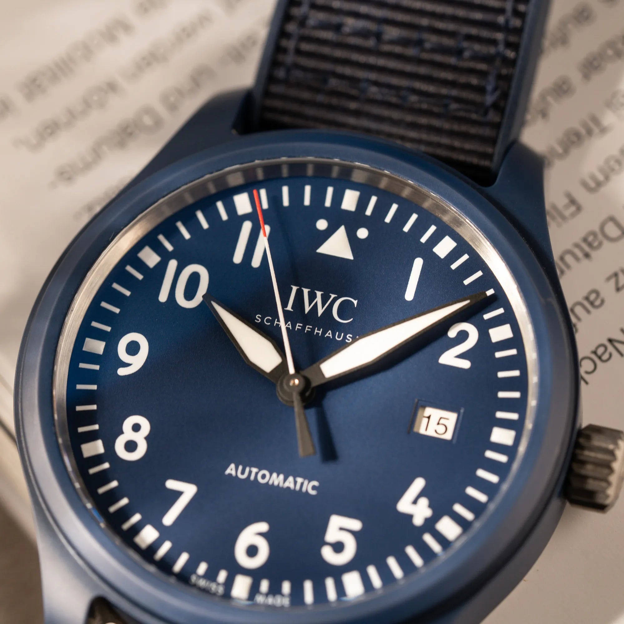 Detailaufnahme der limitierten IWC Pilot's Watch IW328101 "Laureus Sport for Good" mit blauem Keramik-Gehäuse 