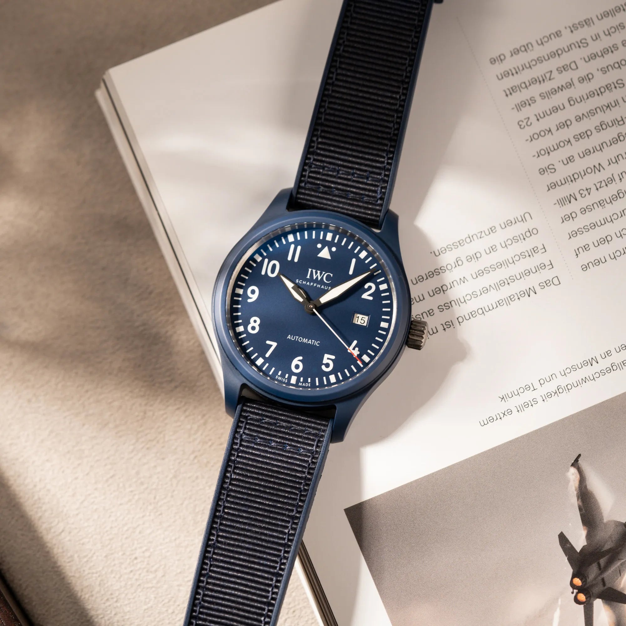 Fotografie der limitierten IWC Pilot's Watch IW328101 "Laureus Sport for Good" mit blauem Keramik-Gehäuse und blauem Kautschuk-Armband mit Textil-Inlay