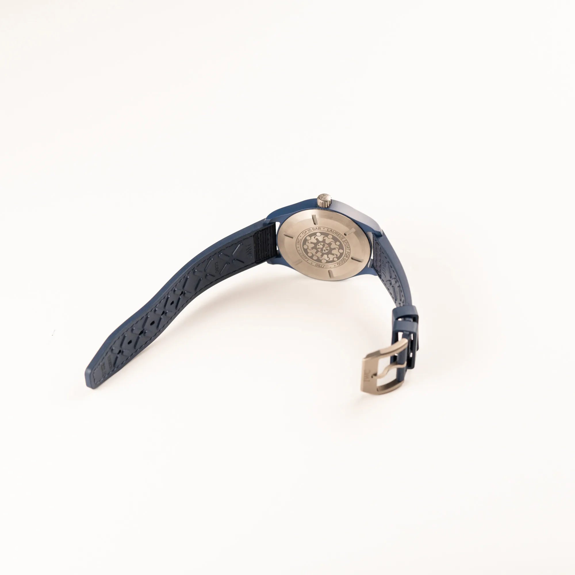 Geöffnete Dornschliesse am Kautschukarmband der limitierten IWC Pilot's Watch IW328101 "Laureus Sport for Good" mit blauem Keramik-Gehäuse 