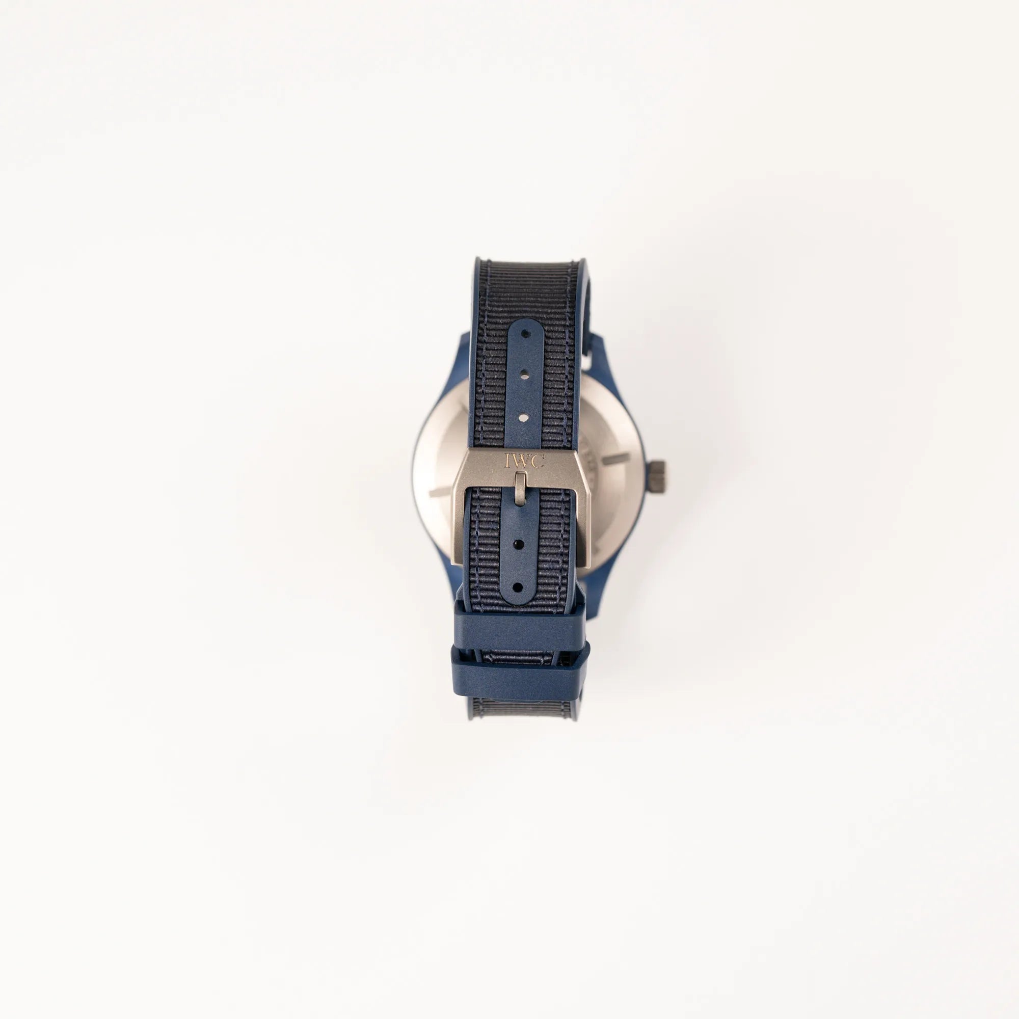 Blick auf das blaue Kautschukarmband mit Textilinlay und die IWC-Dornschliesse der limitierten IWC Pilot's Watch IW328101 "Laureus Sport for Good" mit blauem Keramik-Gehäuse 