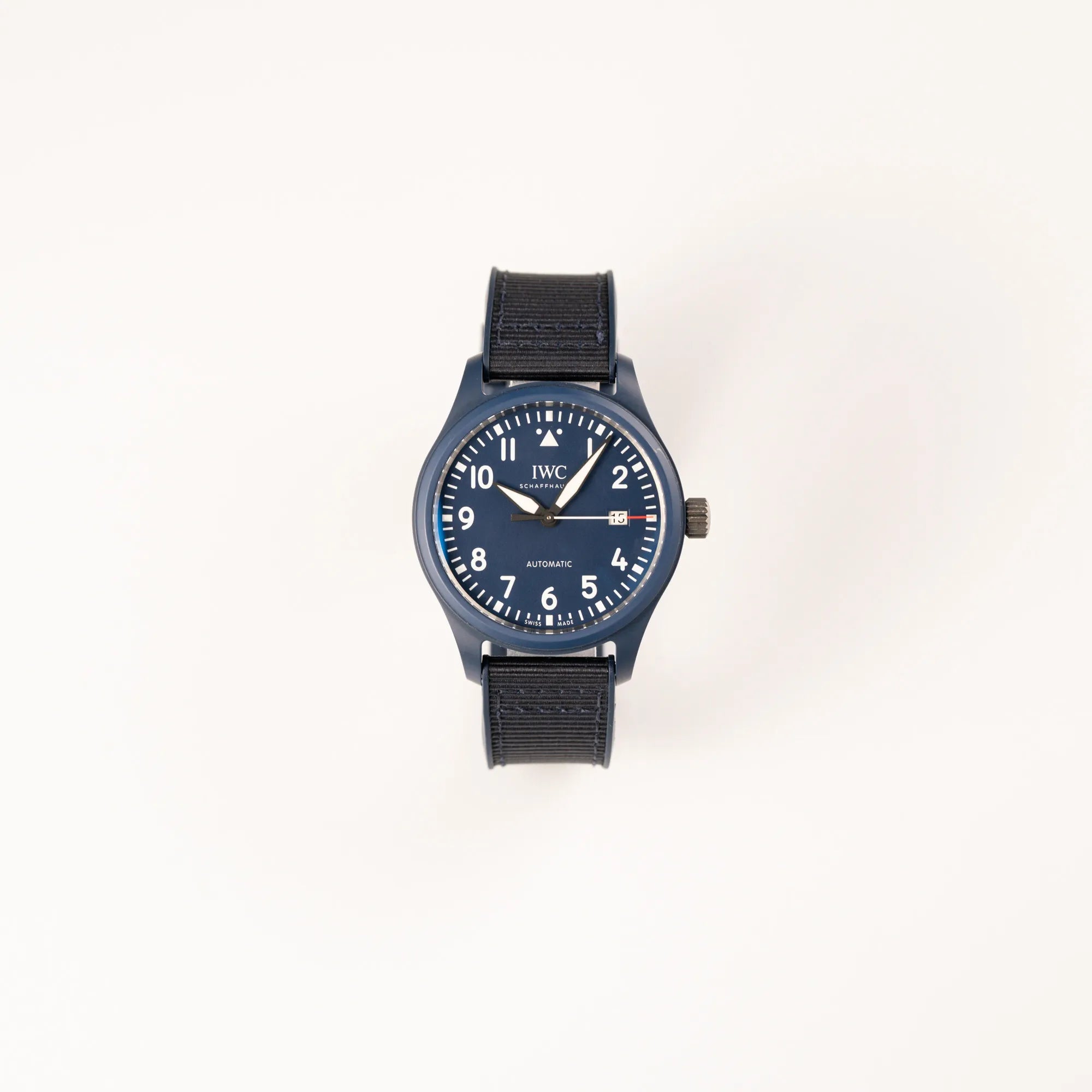 Frontale Ansicht der limitierten IWC Pilot's Watch IW328101 "Laureus Sport for Good" mit blauem Keramik-Gehäuse 