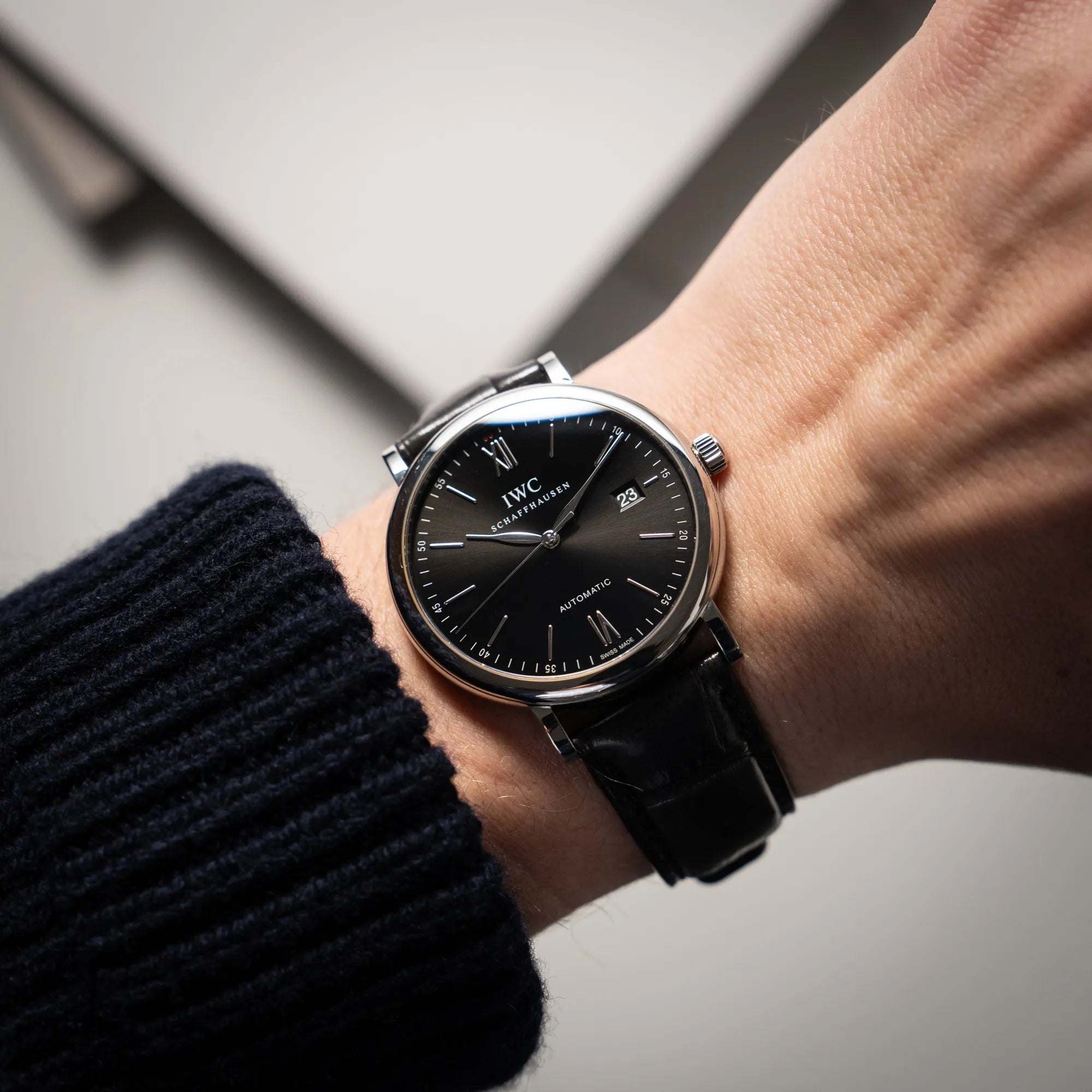 Wristshot mit der IWC Portofino 40 Automatik Armbanduhr mit schwarzem Zifferblatt am schwarzen Lederband