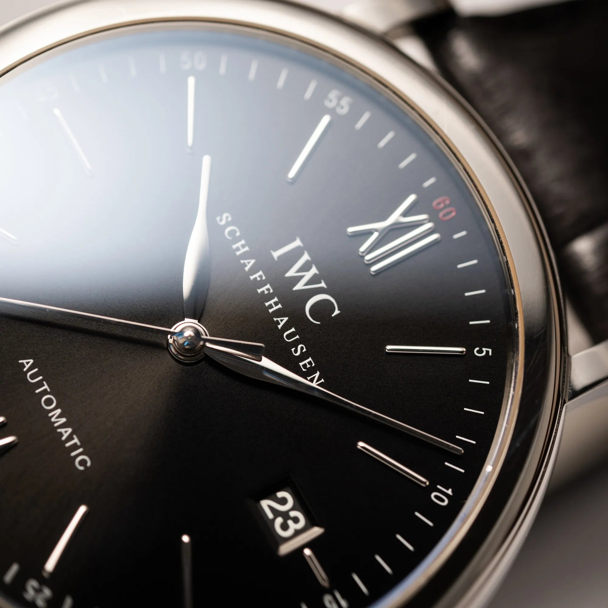 Detailaufnahme des Zeigersatzes der IWC Portofino 40 Automatik Armbanduhr mit schwarzem Zifferblatt am schwarzen Lederband