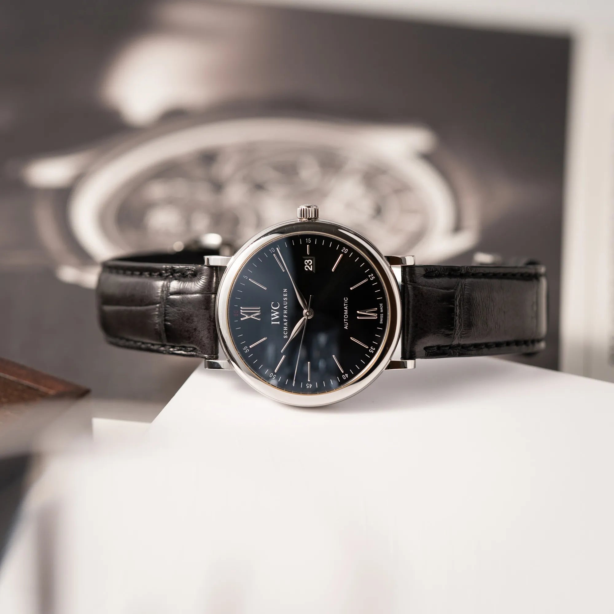 Produktfotografie als Titelbild für die IWC Portofino 40 Automatik Armbanduhr mit schwarzem Zifferblatt am schwarzen Lederband
