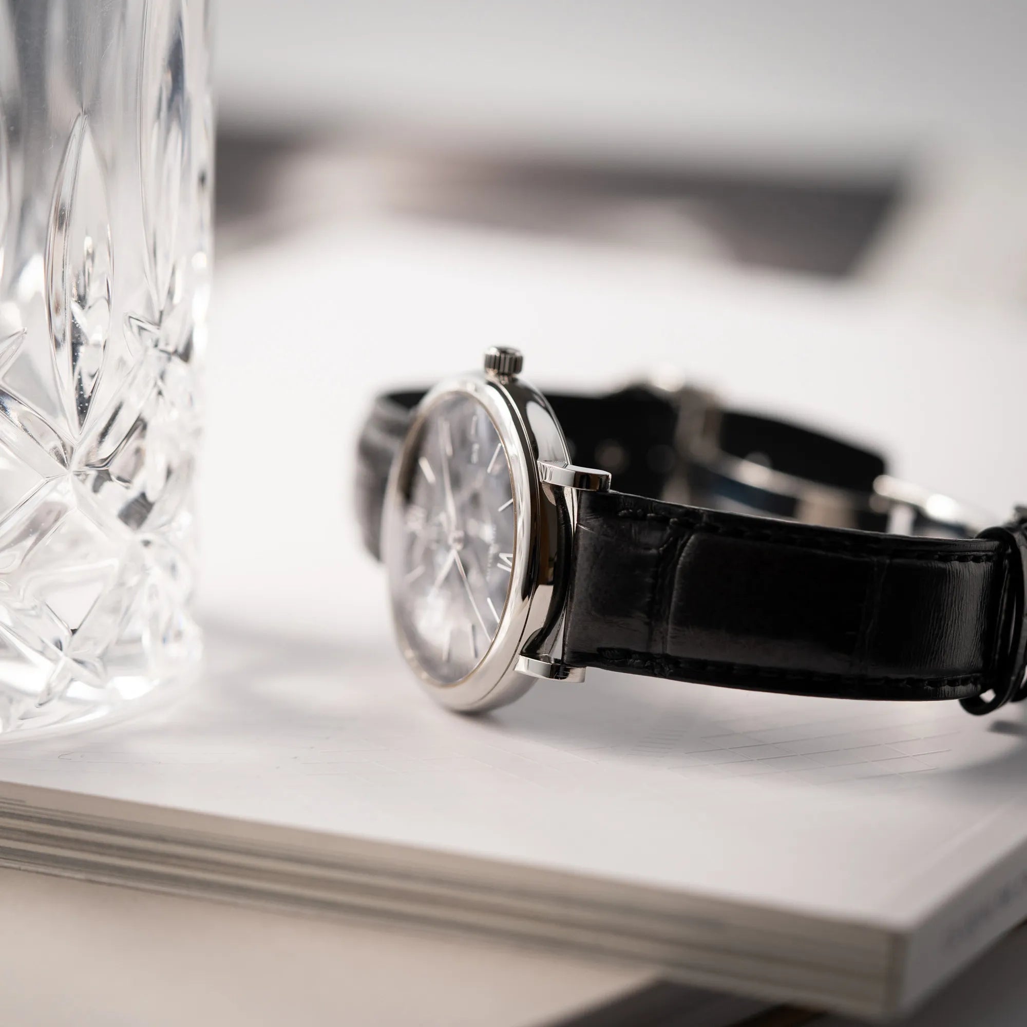Unterer Bandanstoß der IWC Portofino 40 Automatik Armbanduhr mit schwarzem Zifferblatt am schwarzen Lederband
