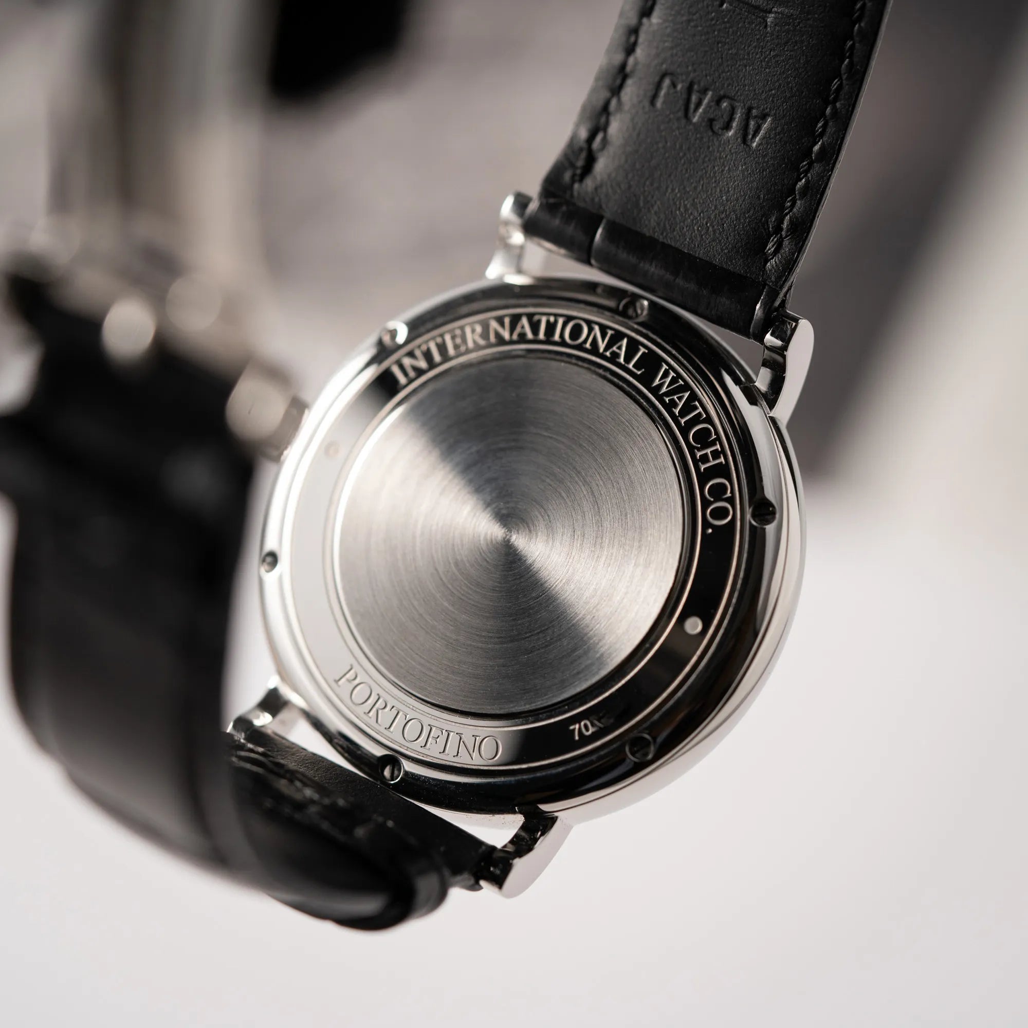 Gehäuseboden der IWC Portofino 40 Automatik Armbanduhr mit schwarzem Zifferblatt am schwarzen Lederband