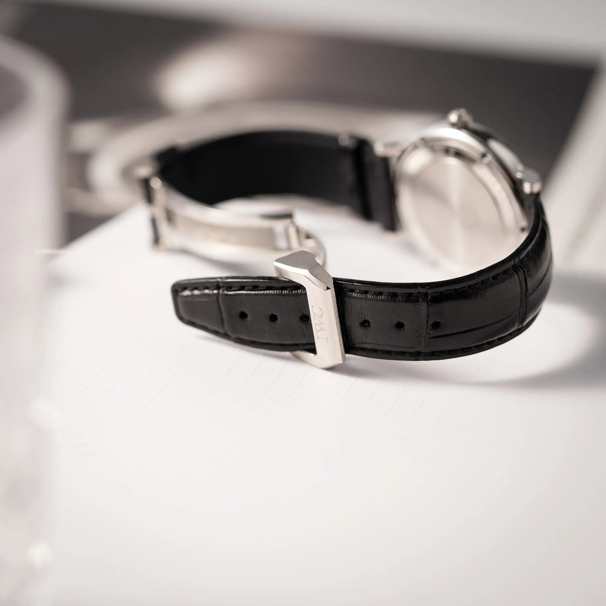 Geöffnete Faltschliesse der IWC Portofino 40 Automatik Armbanduhr mit schwarzem Zifferblatt am schwarzen Lederband