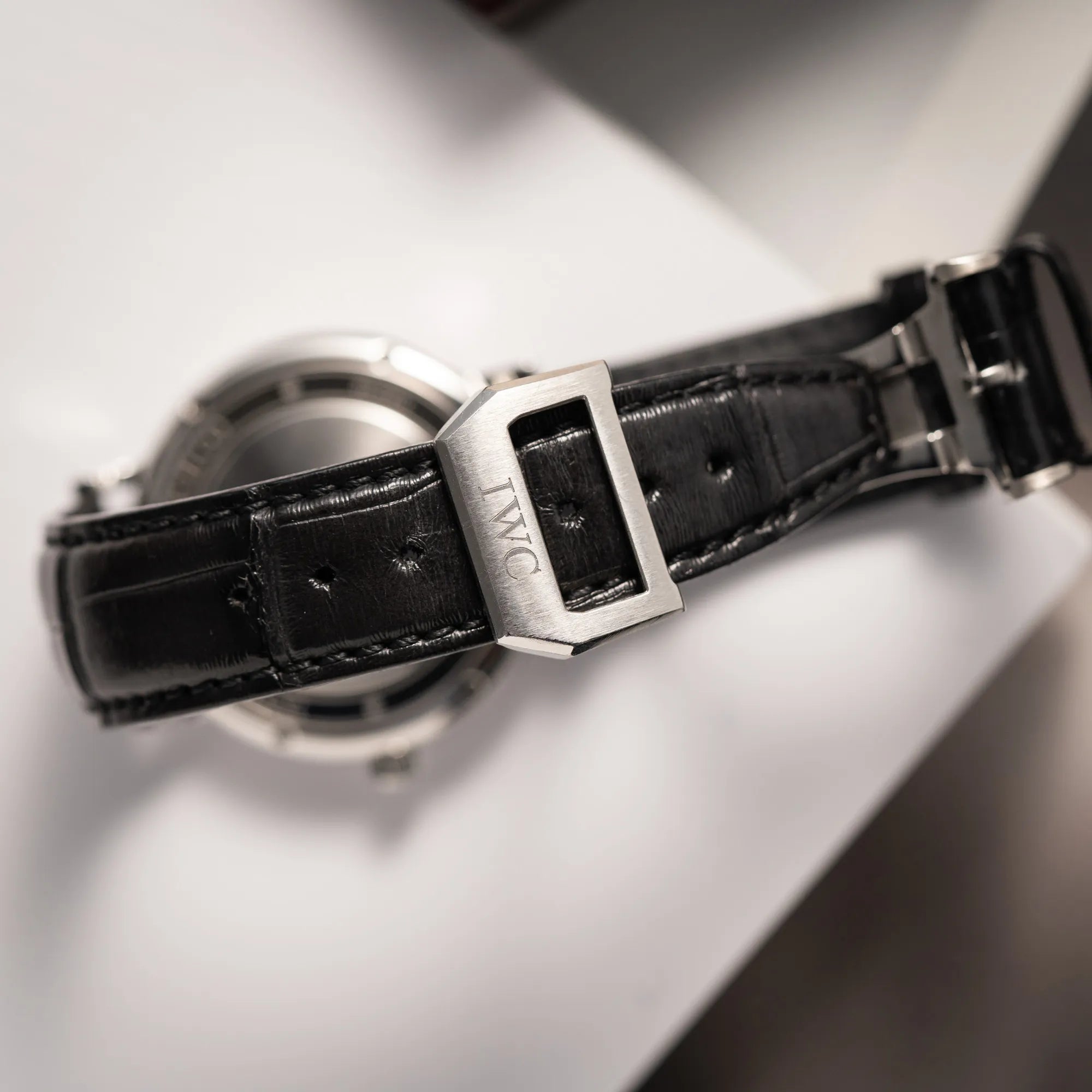 IWC Logo auf der Faltschliesse der IWC Portofino 40 Automatik Armbanduhr mit schwarzem Zifferblatt am schwarzen Lederband