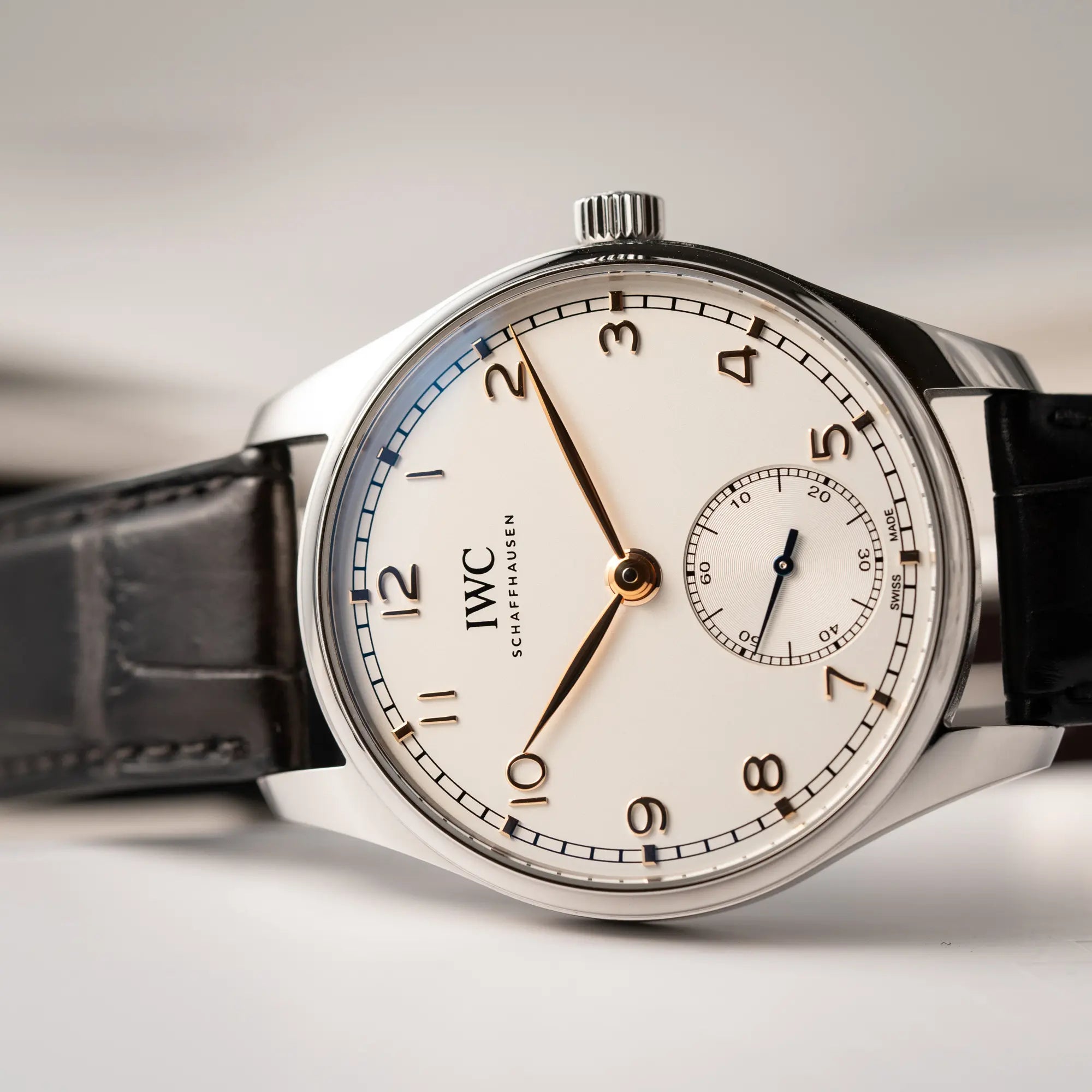 IWC Portugieser 40 Automatik IW358303 mit weißem Zifferblatt und roségoldenen Zeiger- und Index-Details am schwarzen Lederband