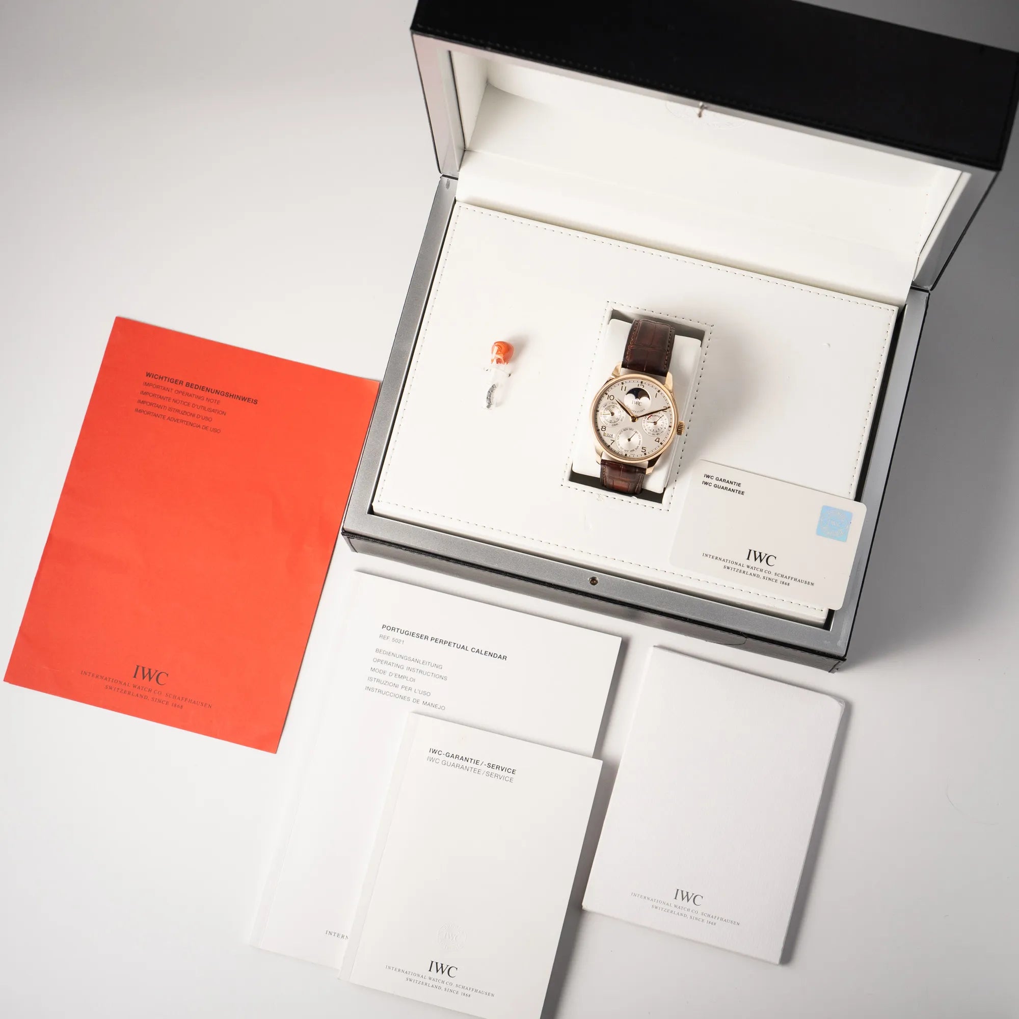 Lieferumfang zugehörig zu dem Portugieser Ewiger Kalender IW502213 von IWC in einem 42mm-Rosegold-Gehäuse am braunem IWC Lederband mit einem sanften weißem Zifferblatt