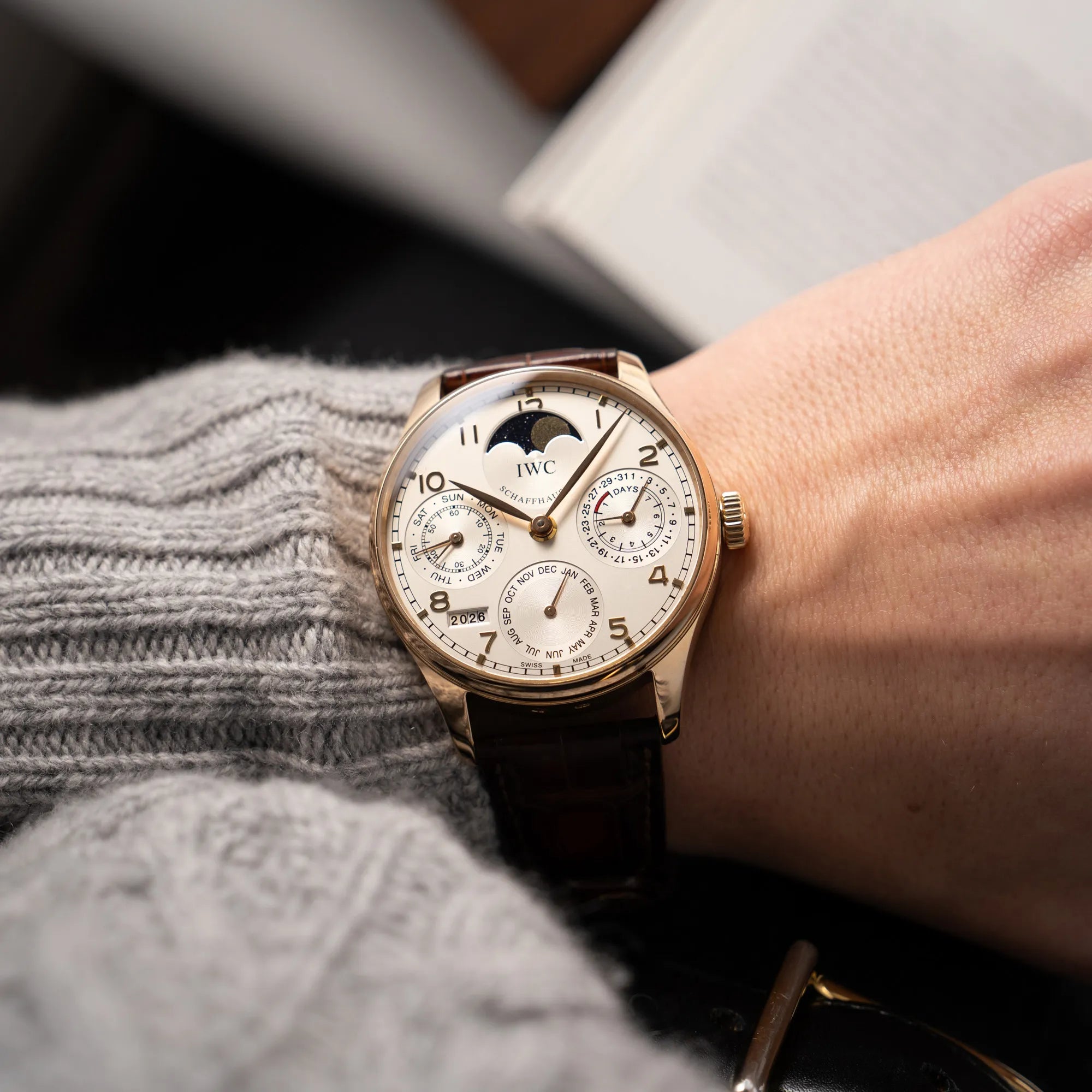 Wristshot mit dem Portugieser Ewiger Kalender IW502213 von IWC in einem 42mm-Rosegold-Gehäuse am braunem IWC Lederband mit einem sanften weißem Zifferblatt