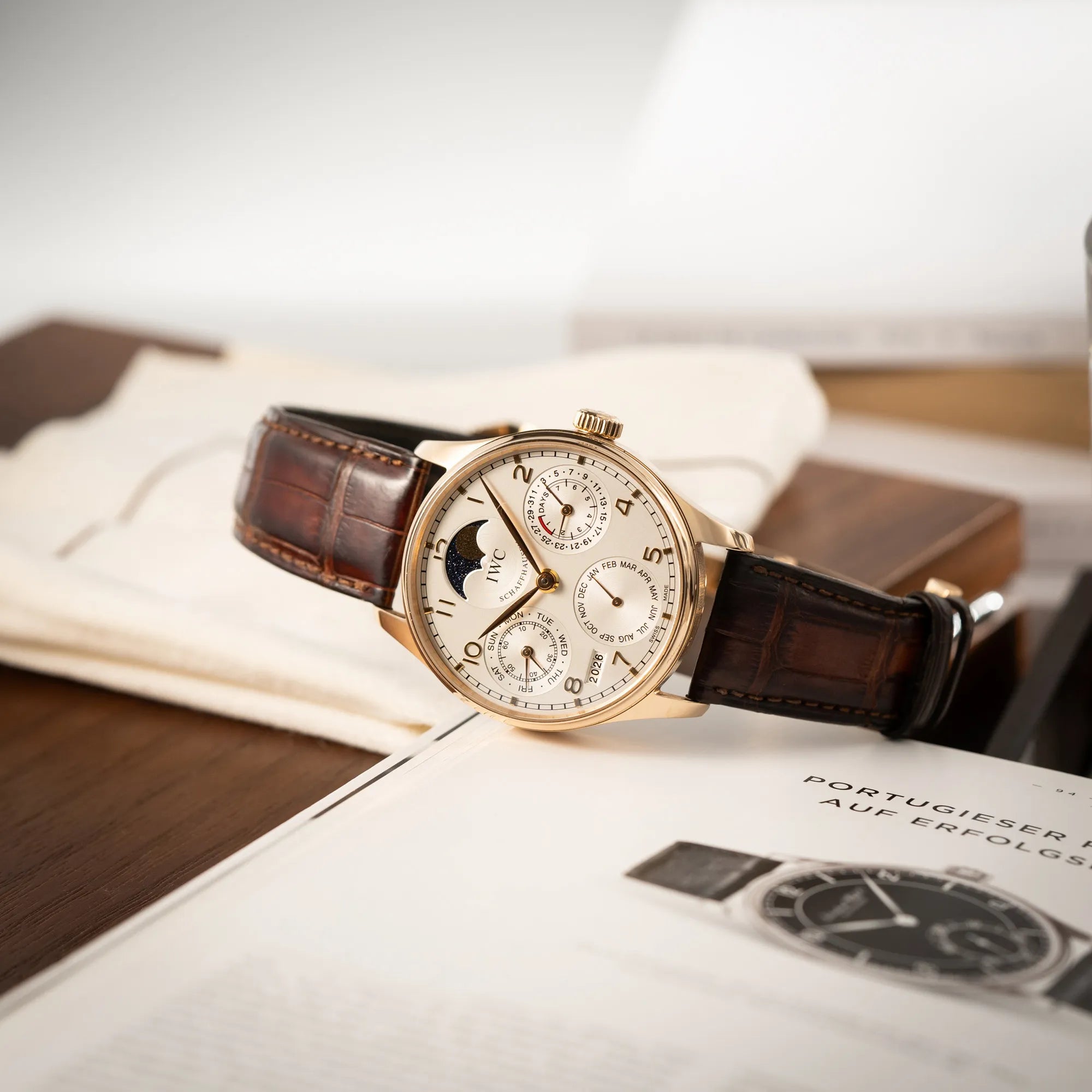Produktfotografie als TItelbid für den Portugieser Ewiger Kalender IW502213 von IWC in einem 42mm-Rosegold-Gehäuse am braunem IWC Lederband mit einem sanften weißem Zifferblatt