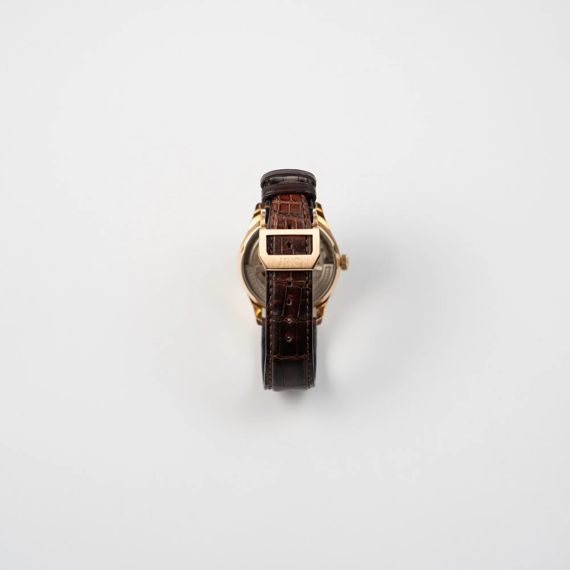 Blick auf die rosegoldene Schliesse des Portugieser Ewiger Kalender IW502213 von IWC in einem 42mm-Rosegold-Gehäuse am braunem IWC Lederband mit einem sanften weißem Zifferblatt