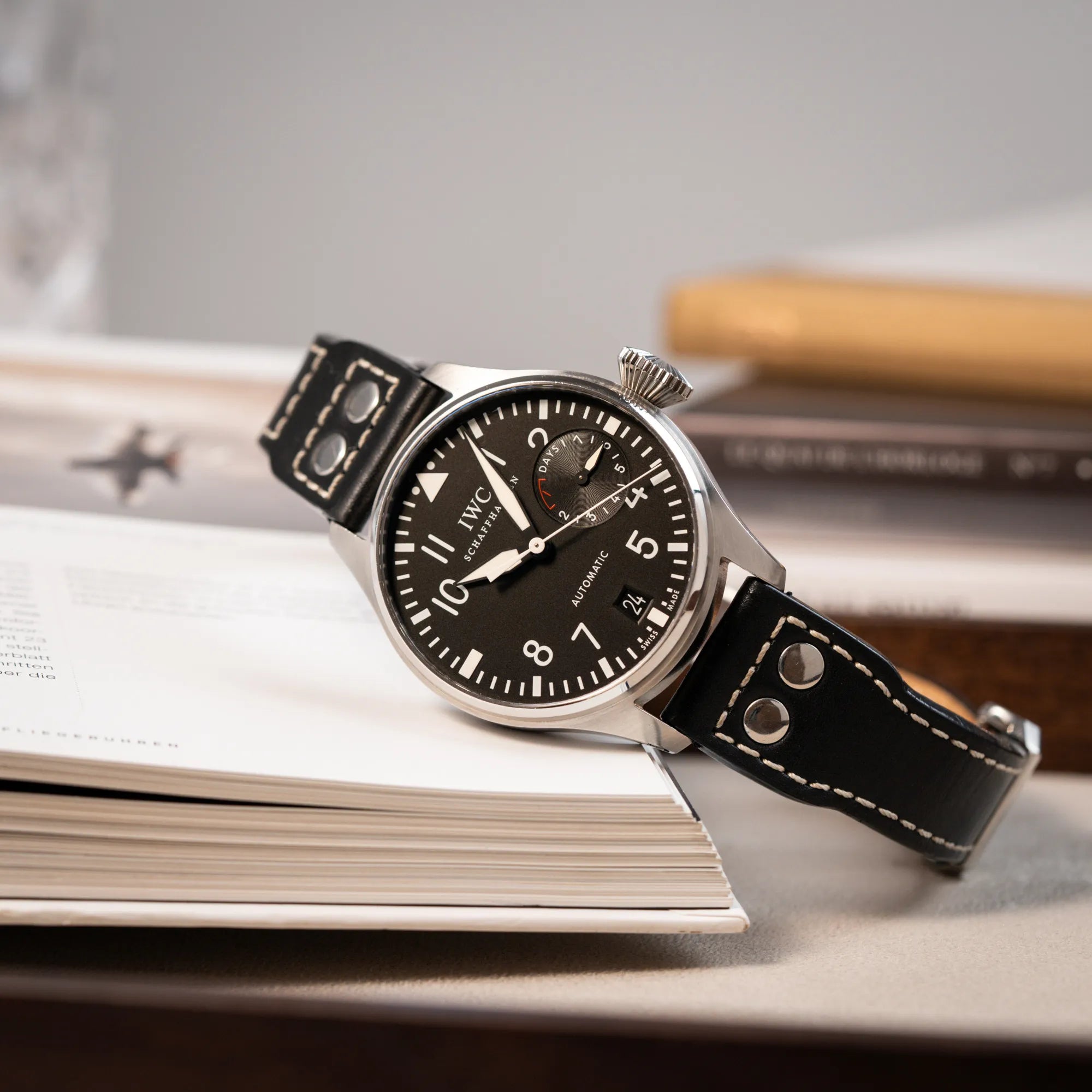 Produktfotografie als Titelbild für die IWC Big Pilot 46 der Referenz IW500401 mit schwarzem Zifferblatt und der Power-Reserve-Anzeige bei 3 Uhr