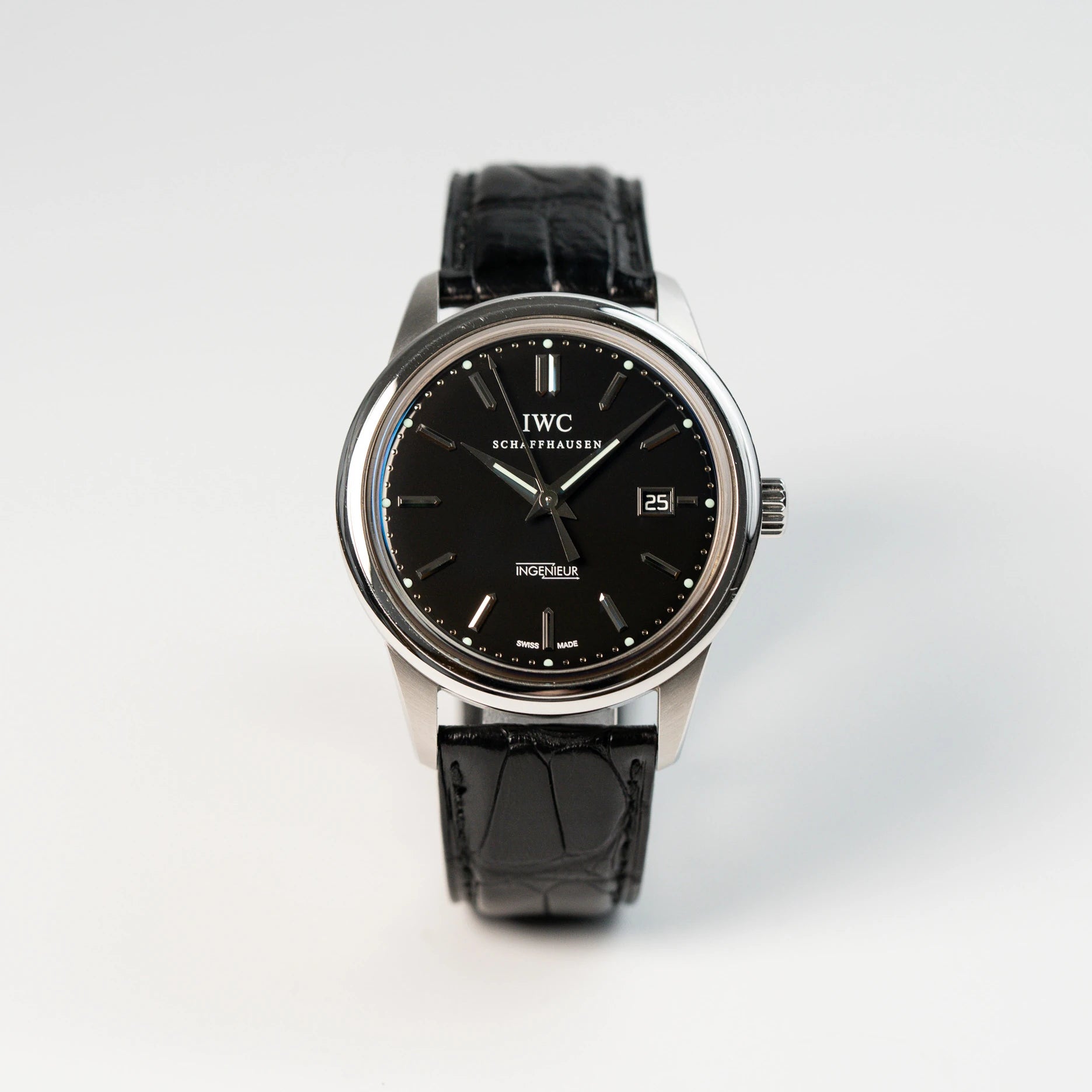 Frontale Ansicht der IWC Schaffhausen Uhr "Ingenieur" mit der Referenz IW323301 mit schwarzem Zifferblatt