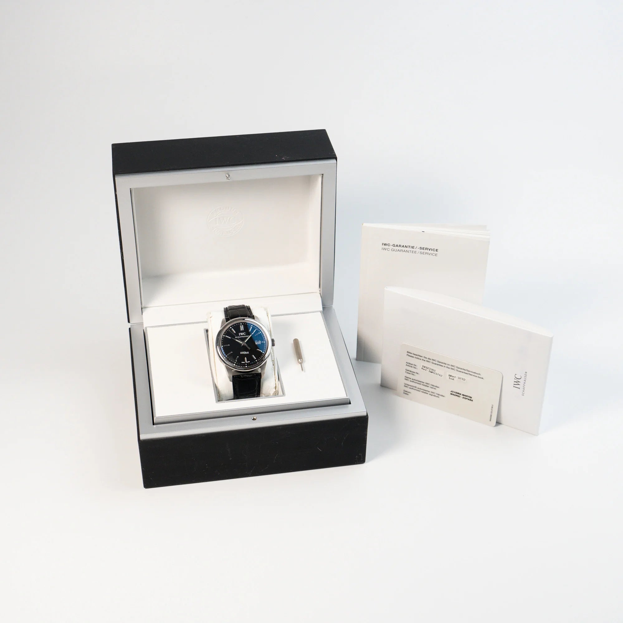 IWC Schaffhausen Uhr "Ingenieur" mit der Referenz IW323301 mit schwarzem Zifferblatt zusammen mit dem Lieferumfang, bestehend aus Box und Papieren