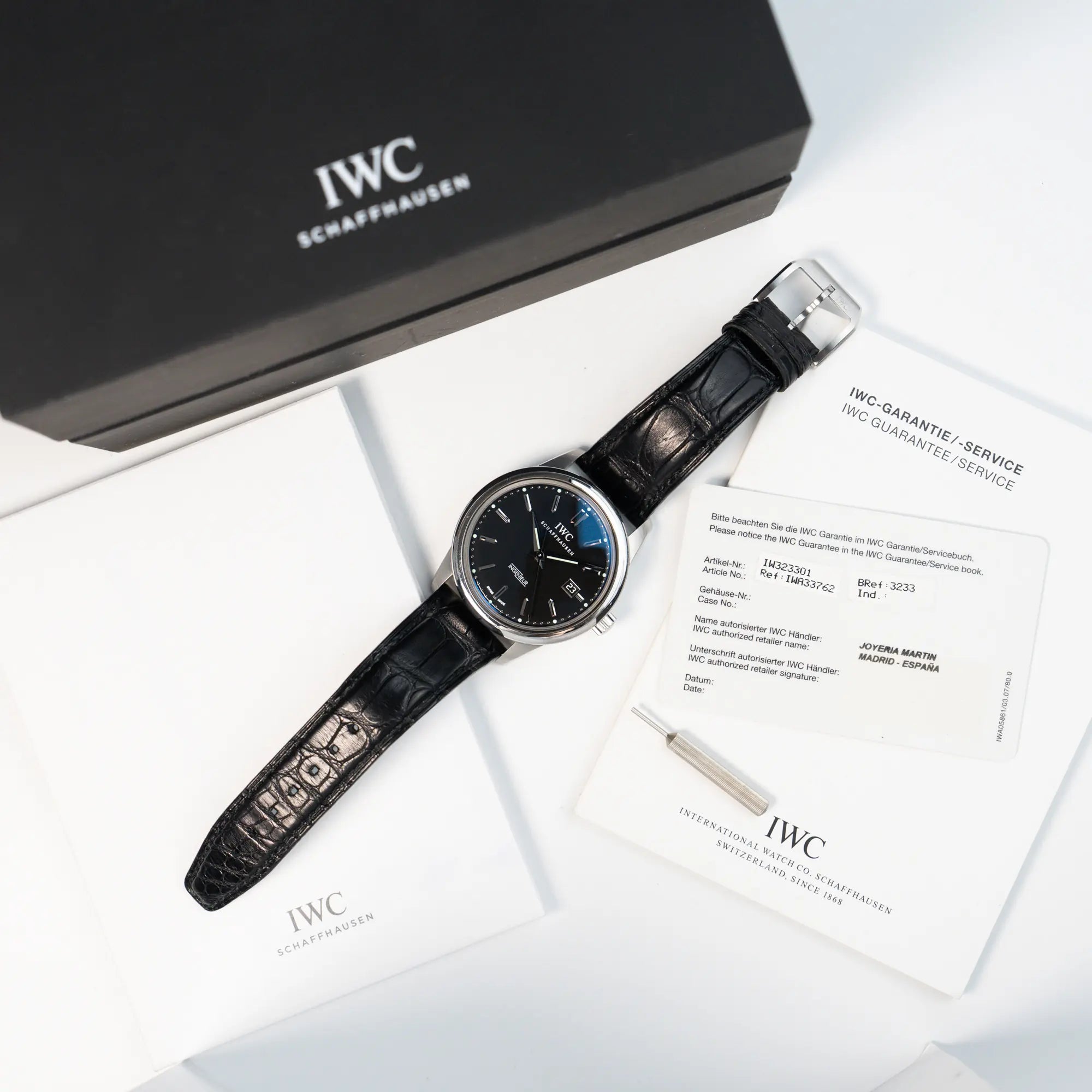 Lieferumfang zusammen mit der IWC Schaffhausen Uhr "Ingenieur" mit der Referenz IW323301 mit schwarzem Zifferblatt