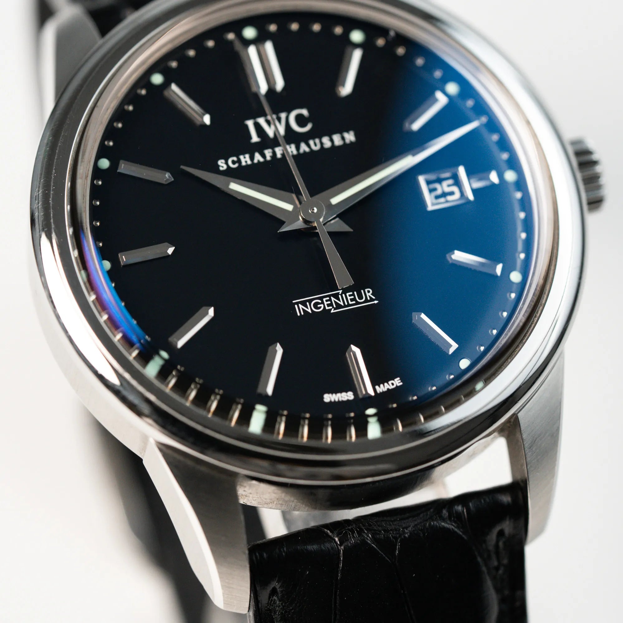Makroaufnahme des schwarzen Zifferblatts der IWC Schaffhausen Uhr "Ingenieur" mit der Referenz IW323301