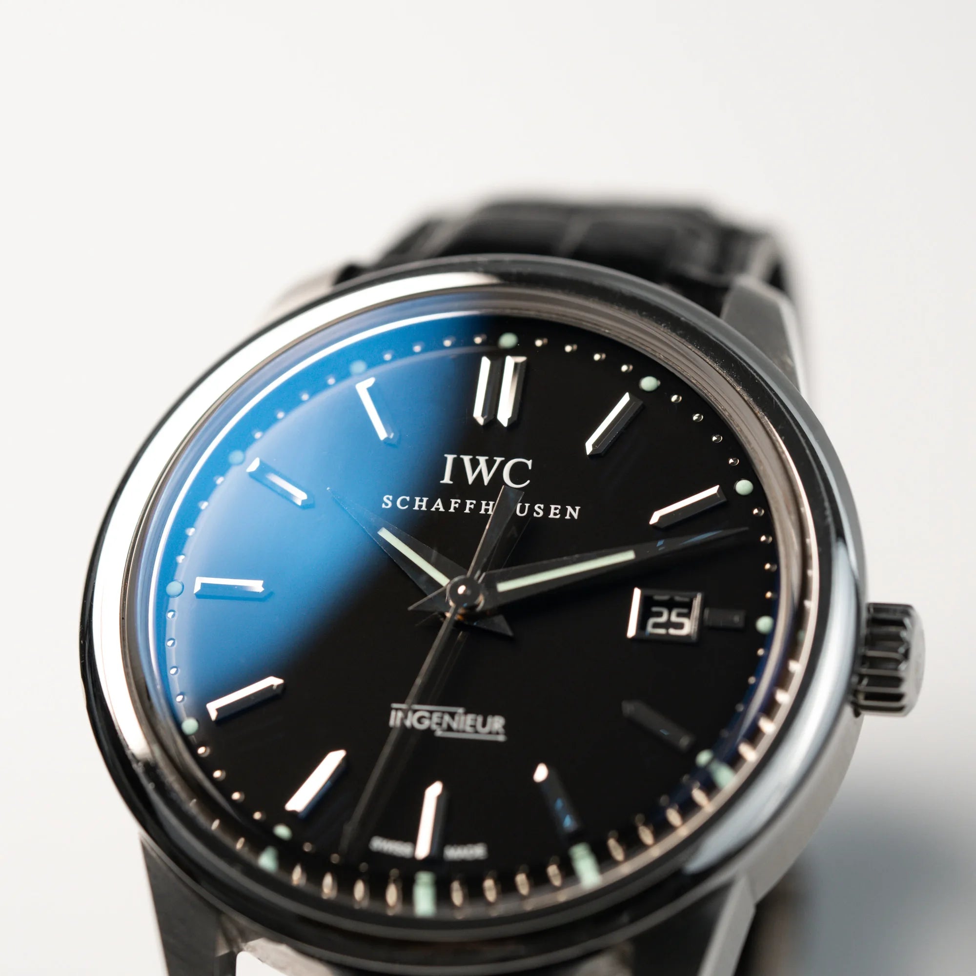 Makroaufnahme der IWC Schaffhausen Uhr "Ingenieur" mit der Referenz IW323301 mit schwarzem Zifferblatt