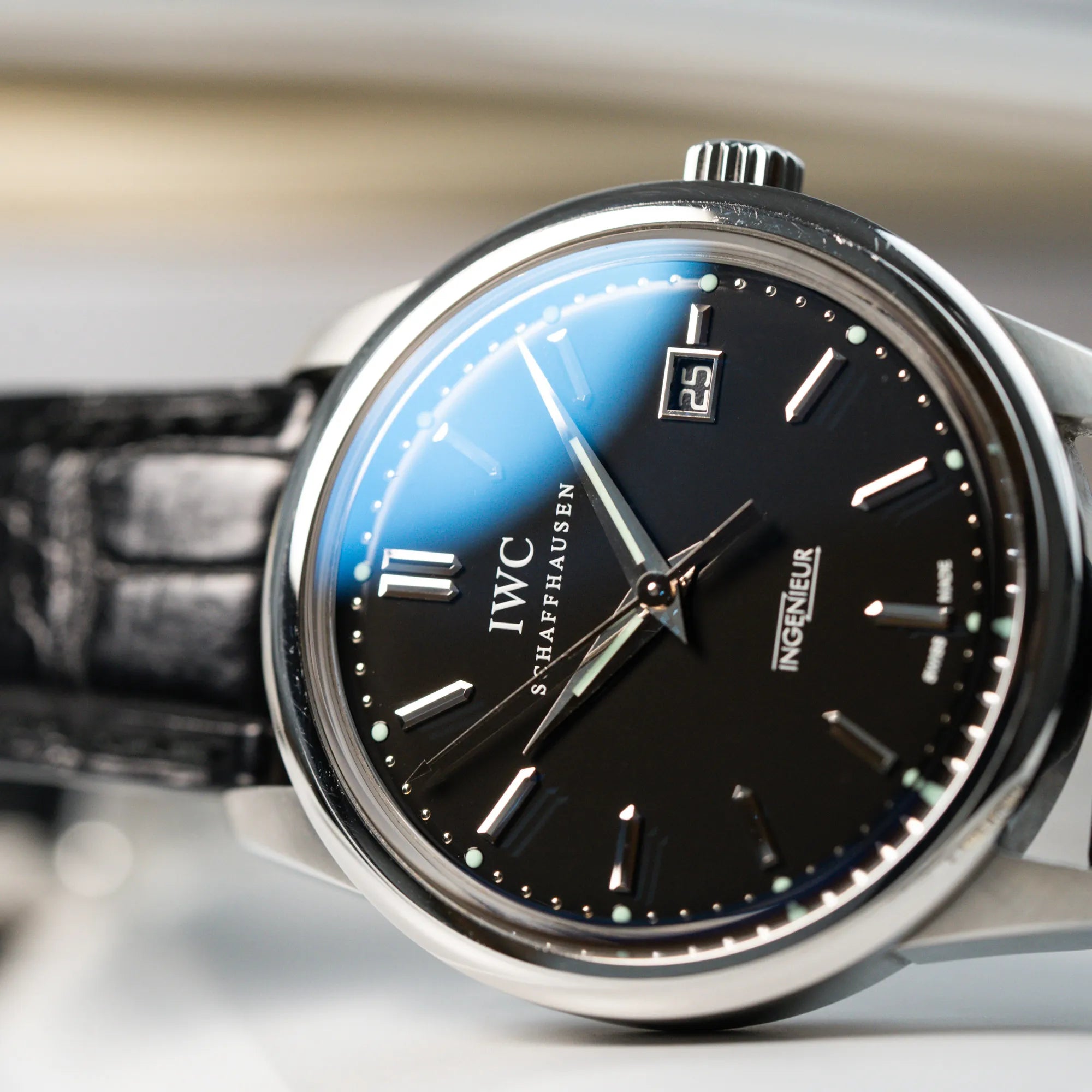 Detailaufnahme der IWC Schaffhausen Uhr "Ingenieur" mit der Referenz IW323301 mit schwarzem Zifferblatt