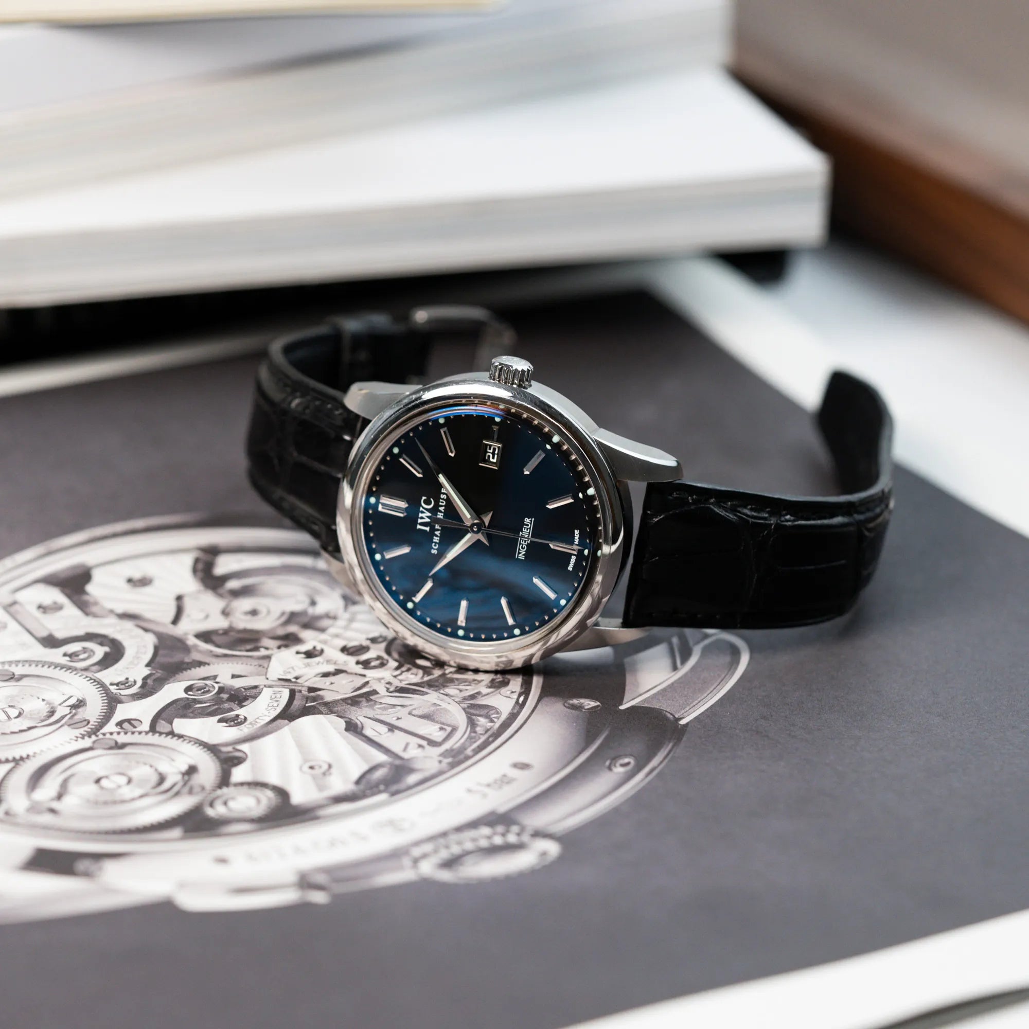Produktfotografie der liegenden IWC Schaffhausen Uhr "Ingenieur" mit der Referenz IW323301 mit schwarzem Zifferblatt