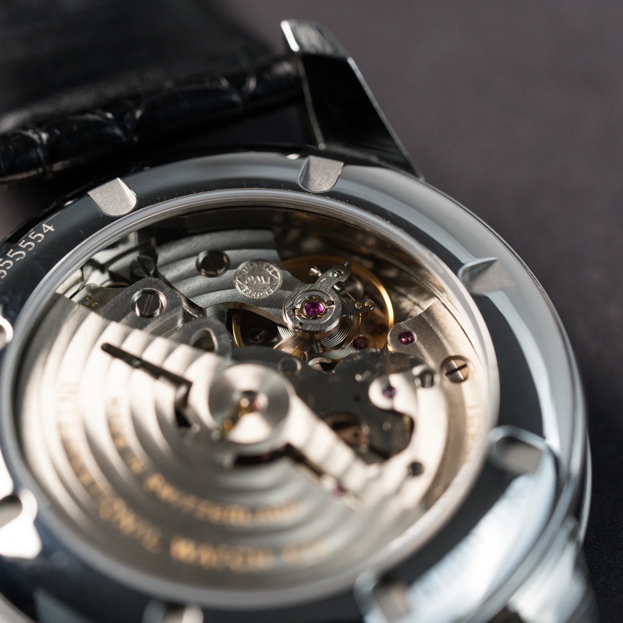 Detailaufnahme des Sichtbodens und Uhrwerks der IWC Schaffhausen Uhr "Ingenieur" mit der Referenz IW323301 mit schwarzem Zifferblatt