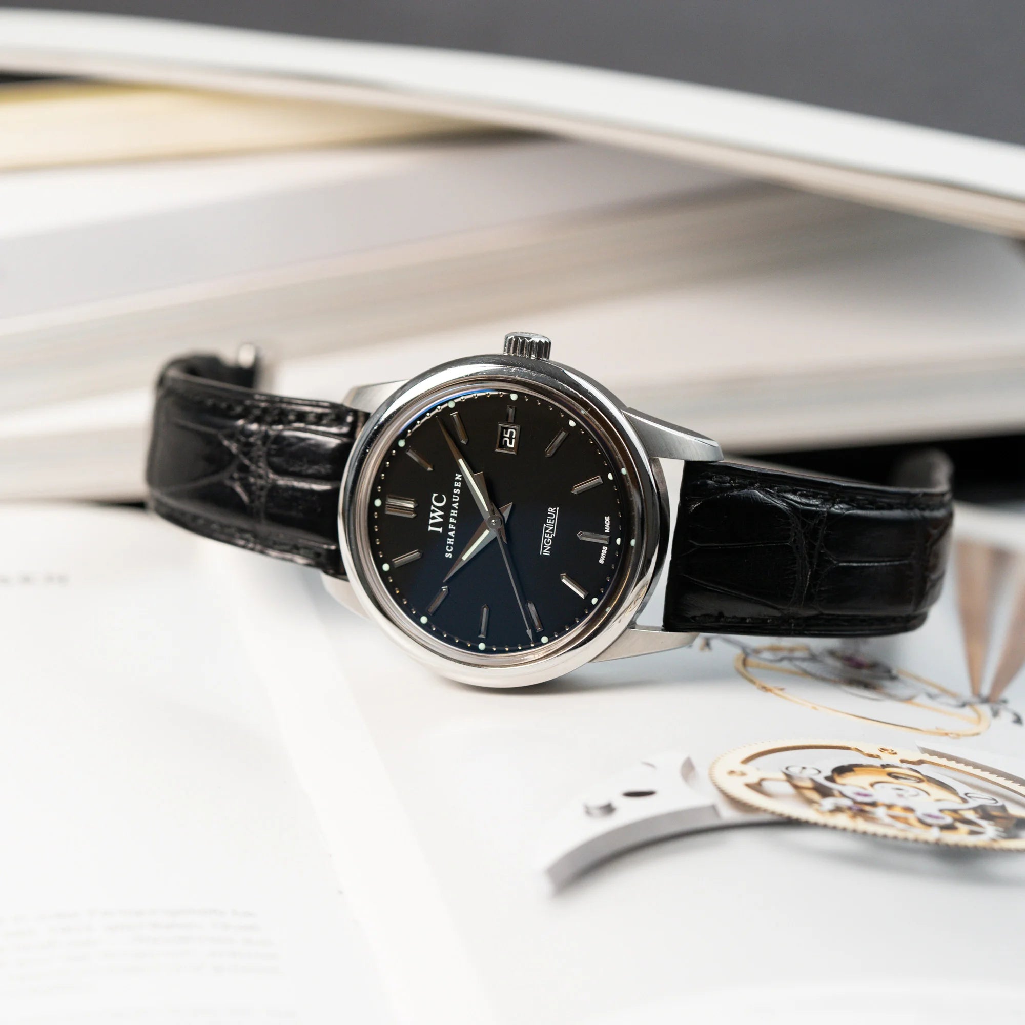 Produktfotografie der IWC Schaffhausen Uhr "Ingenieur" mit der Referenz IW323301 mit schwarzem Zifferblatt