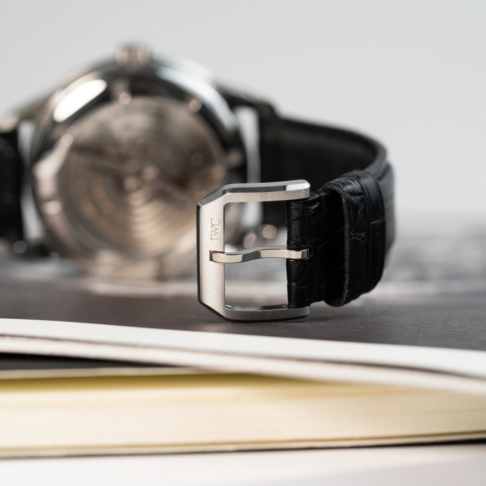 Detailaufnahme der Dornschliesse der IWC Schaffhausen Uhr "Ingenieur" mit der Referenz IW323301