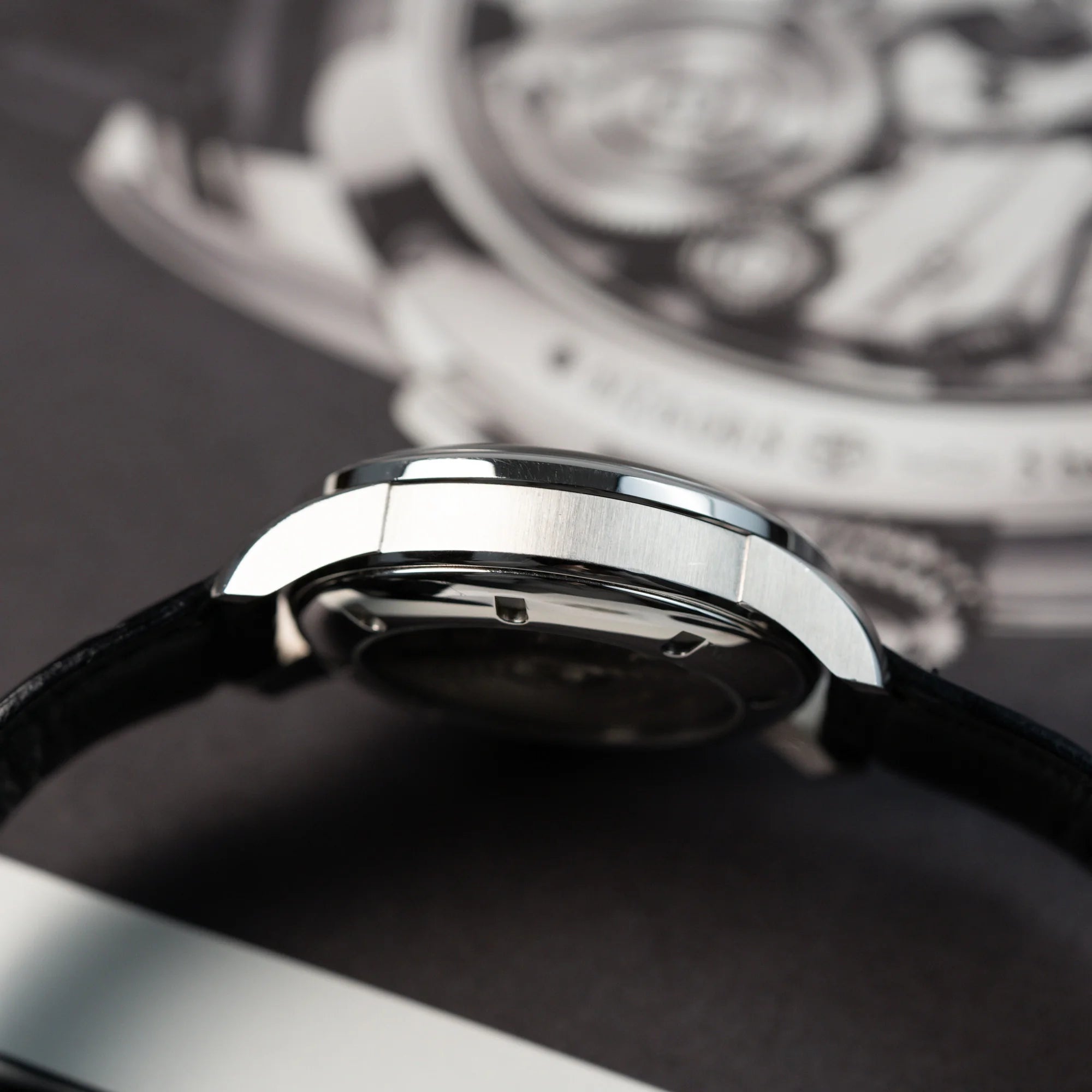 Produktfotografie des seitlichen Gehäuses der IWC Schaffhausen Uhr "Ingenieur" mit der Referenz IW323301 mit schwarzem Zifferblatt