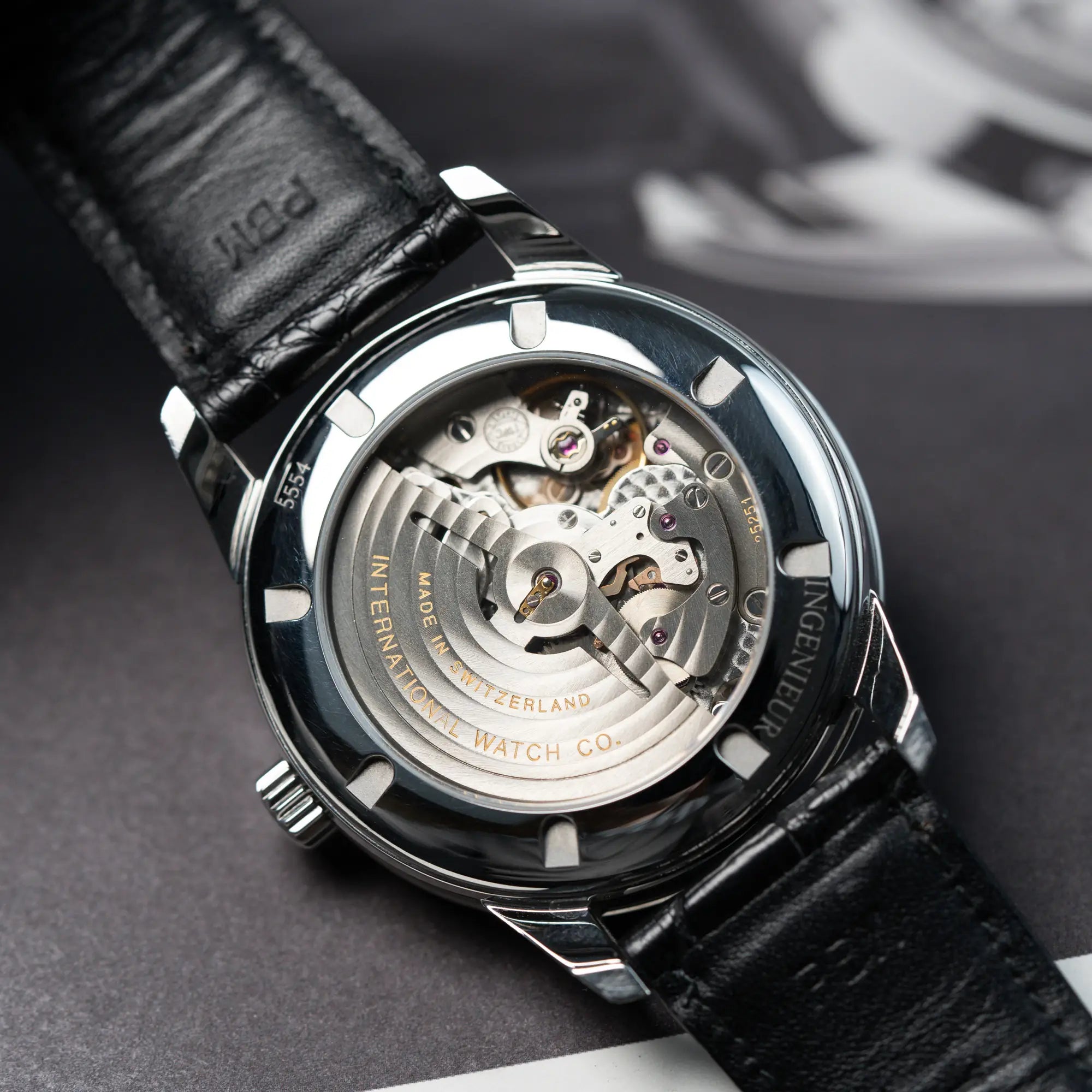 Detailaufnahme der IWC Schaffhausen Uhr "Ingenieur" mit der Referenz IW323301
