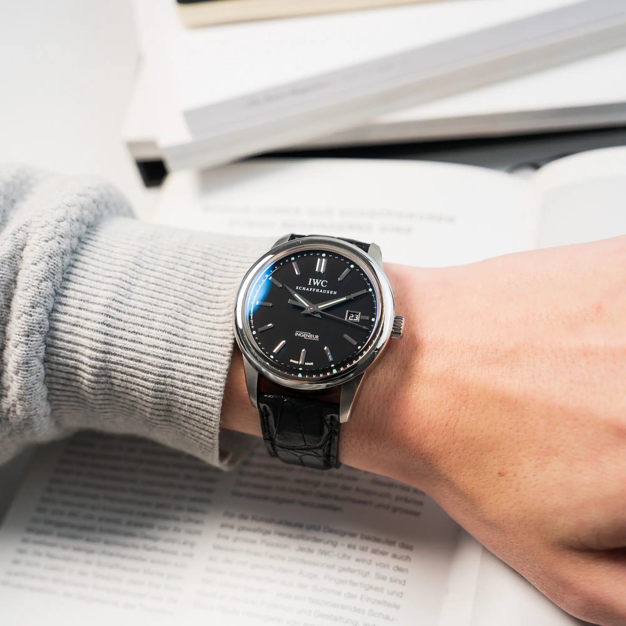 Wristshot mit der IWC Schaffhausen Uhr "Ingenieur" mit der Referenz IW323301 mit schwarzem Zifferblatt an einem Männerhandgelenk