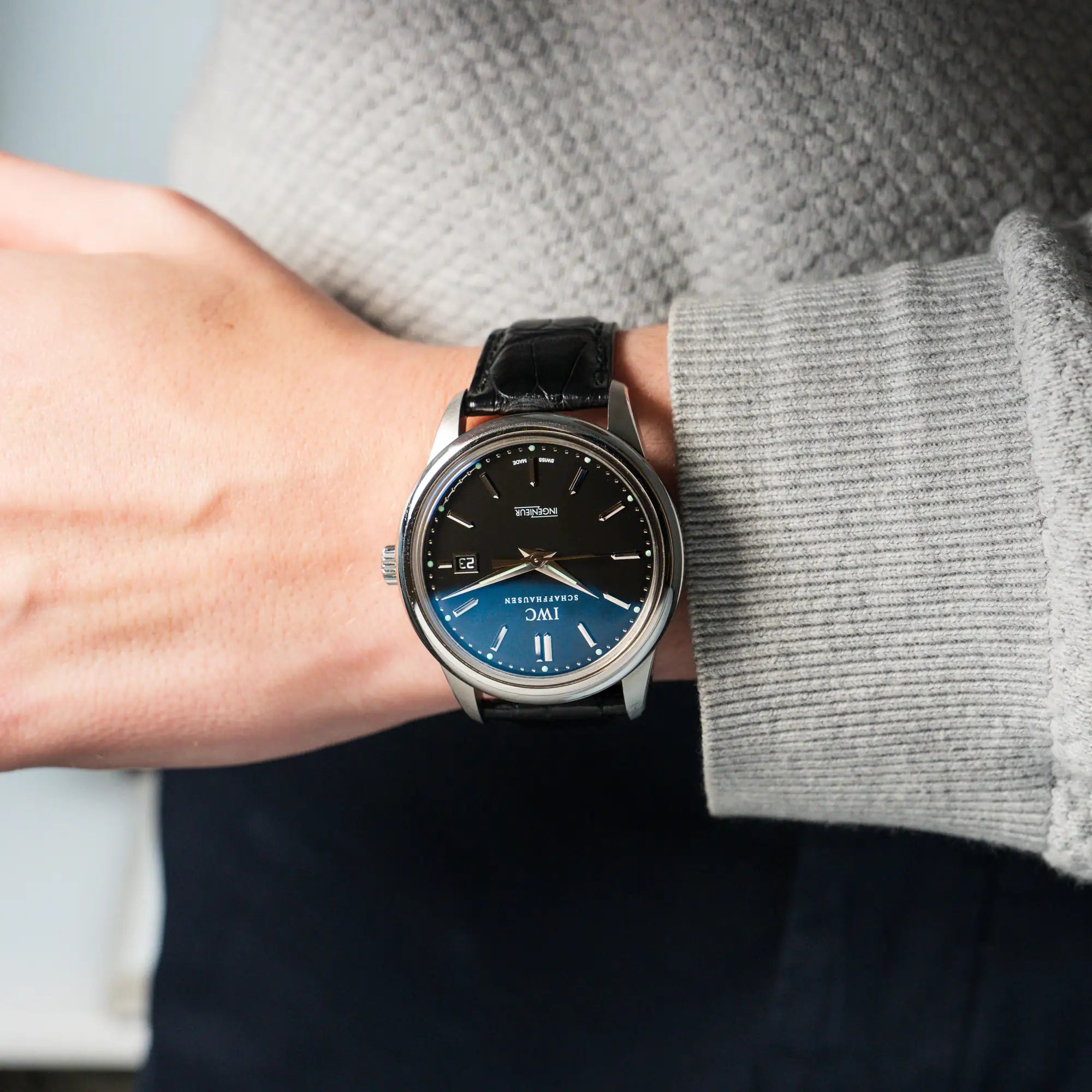 Mann trägt die IWC Schaffhausen Uhr "Ingenieur" mit der Referenz IW323301 mit schwarzem Zifferblatt an seinem Handgelenk