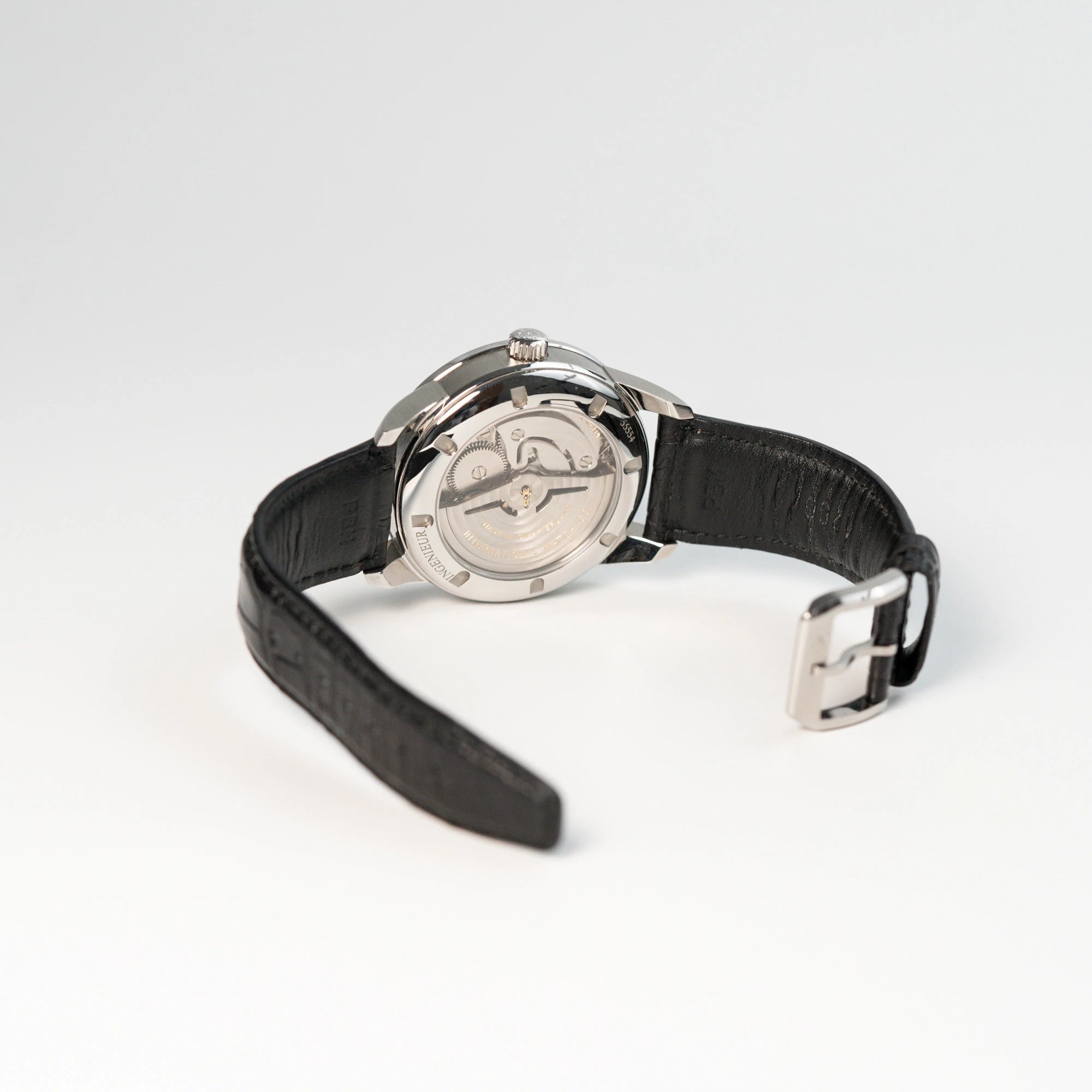 IWC Schaffhausen Uhr "Ingenieur" mit der Referenz IW323301 am schwarzen Lederband mit geöffneter Dornschliesse