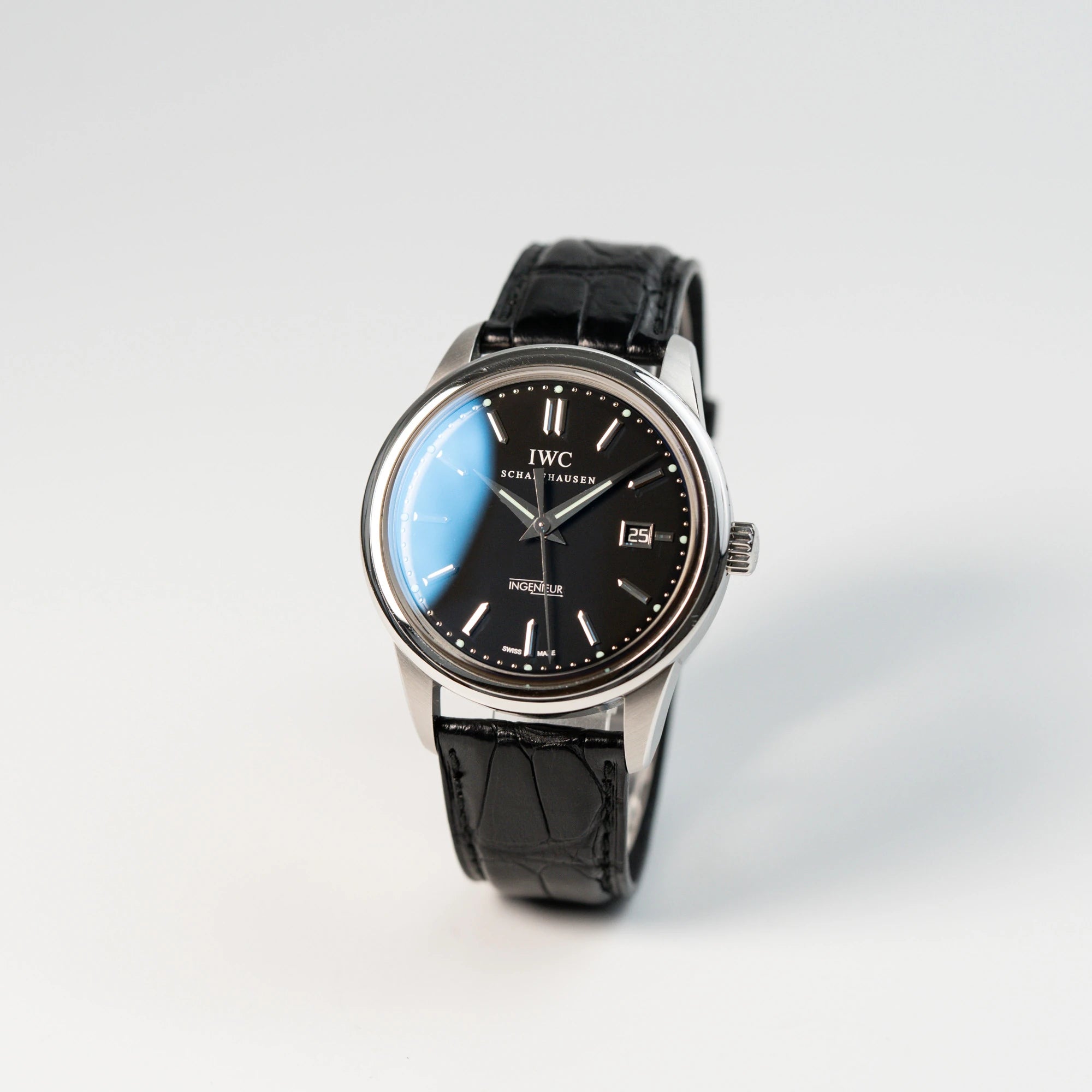 Leicht schräge Ansicht der IWC Schaffhausen Uhr "Ingenieur" mit der Referenz IW323301 mit schwarzem Zifferblatt