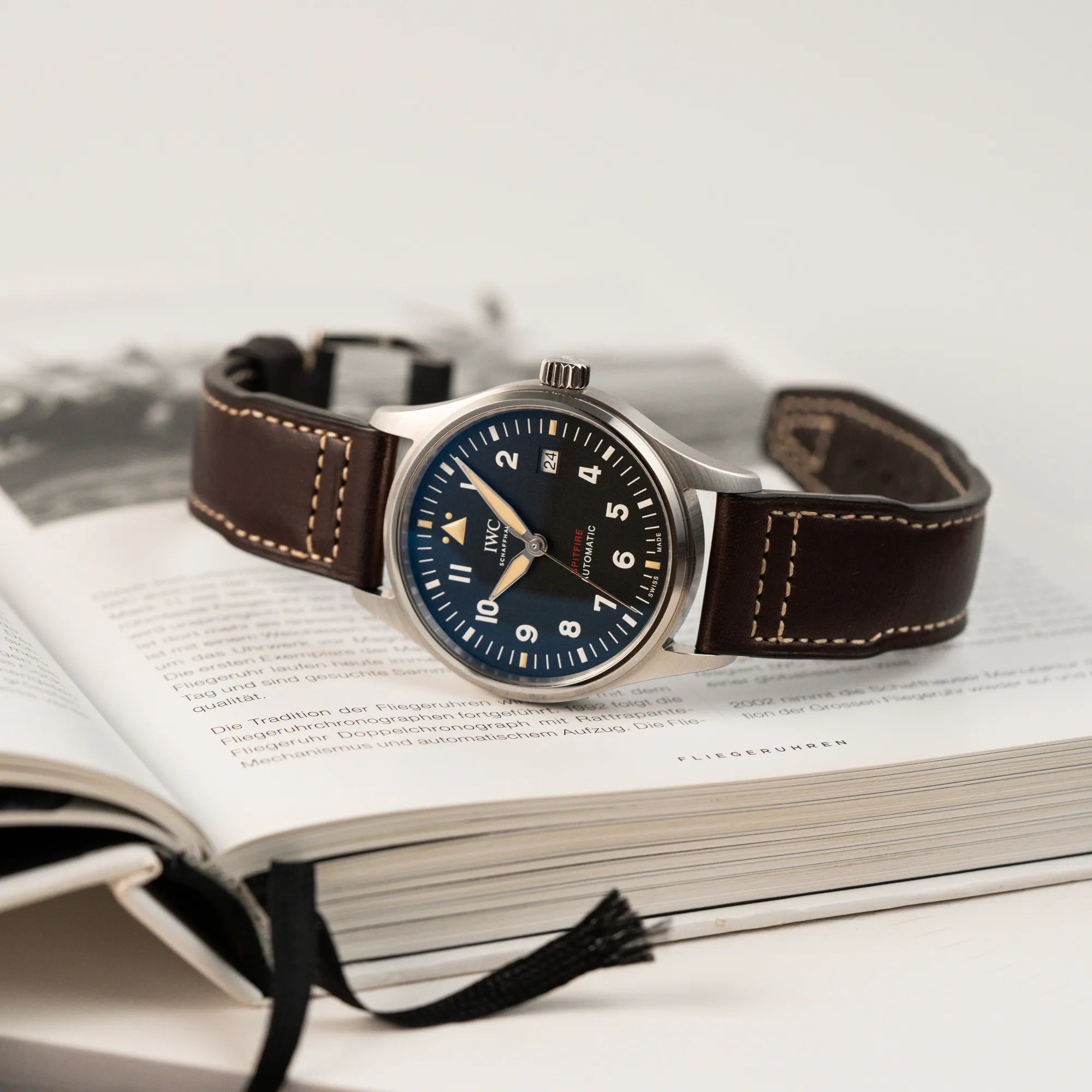 Produktfotografie der IWC Pilotenuhr Automatic Spitfire IW326803 mit schwarzen Zifferblatt an einem braunem Lederband