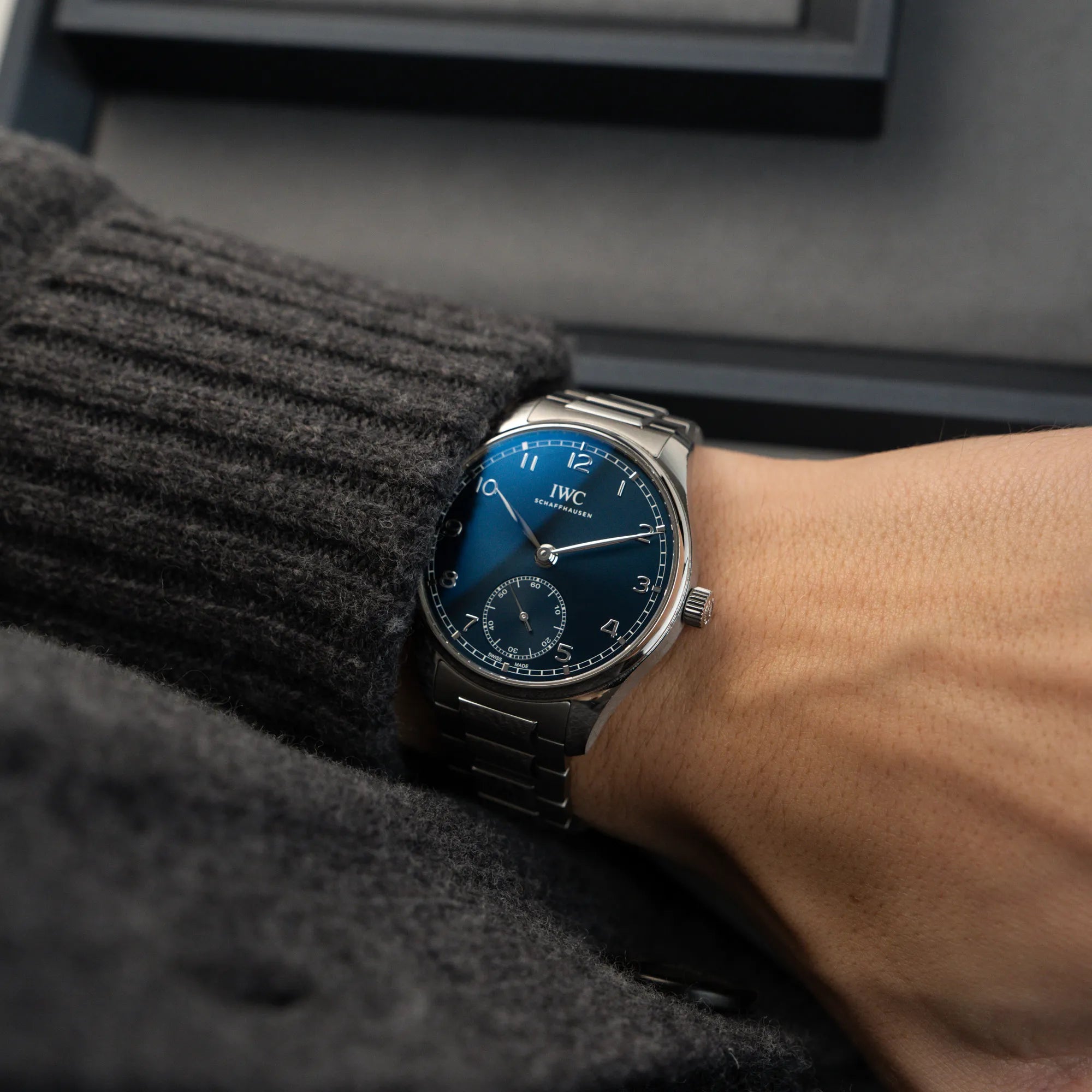 Wristshot mit der der IWC Armbanduhr Portugieser 40 Automatic mit blauem Zifferblatt am IWC-Edelstahlband