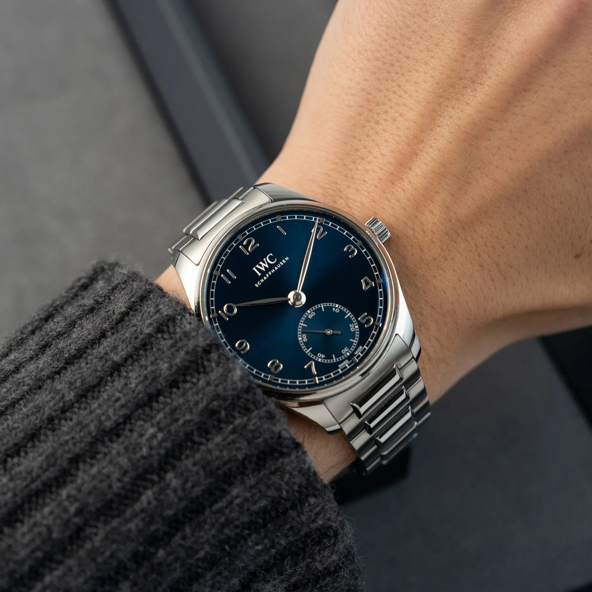 Mann trägt die IWC Armbanduhr Portugieser 40 Automatic mit blauem Zifferblatt am IWC-Edelstahlband an seinem Handgelenk