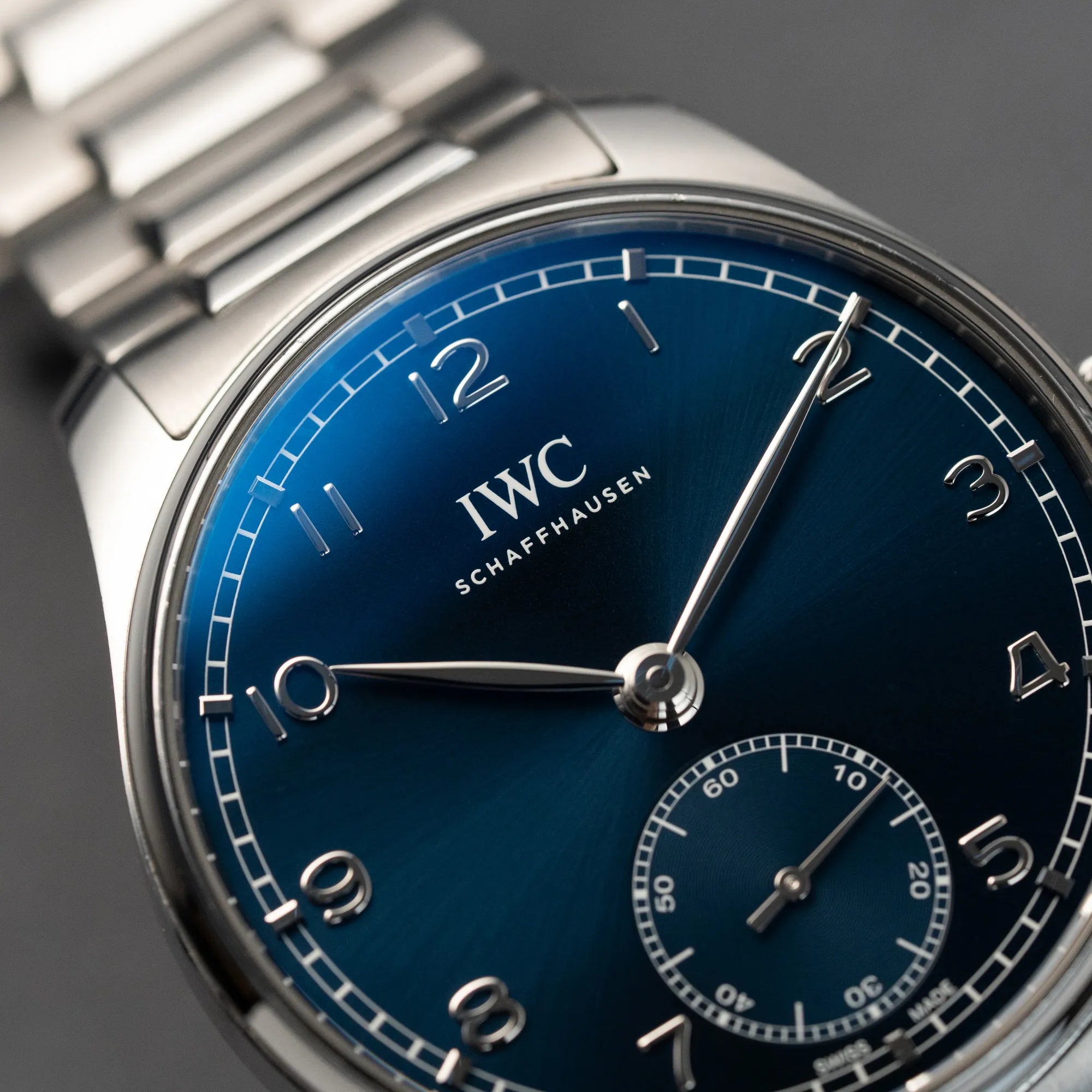 Detailaufnahme der IWC Armbanduhr Portugieser 40 Automatic mit blauem Zifferblatt am IWC-Edelstahlband